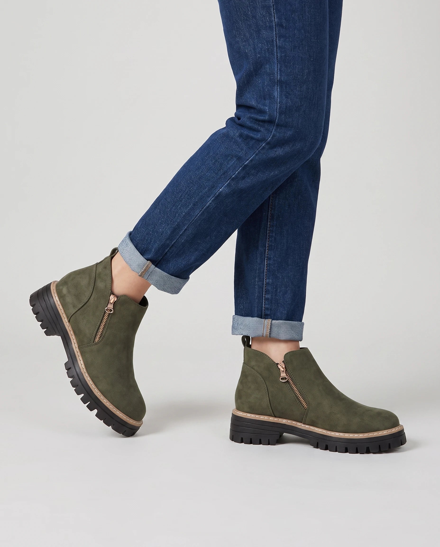 Bottines à zip latéral en suédine Félicité — Vert Armée, portées en plan rapproché avec un jean droit retroussé