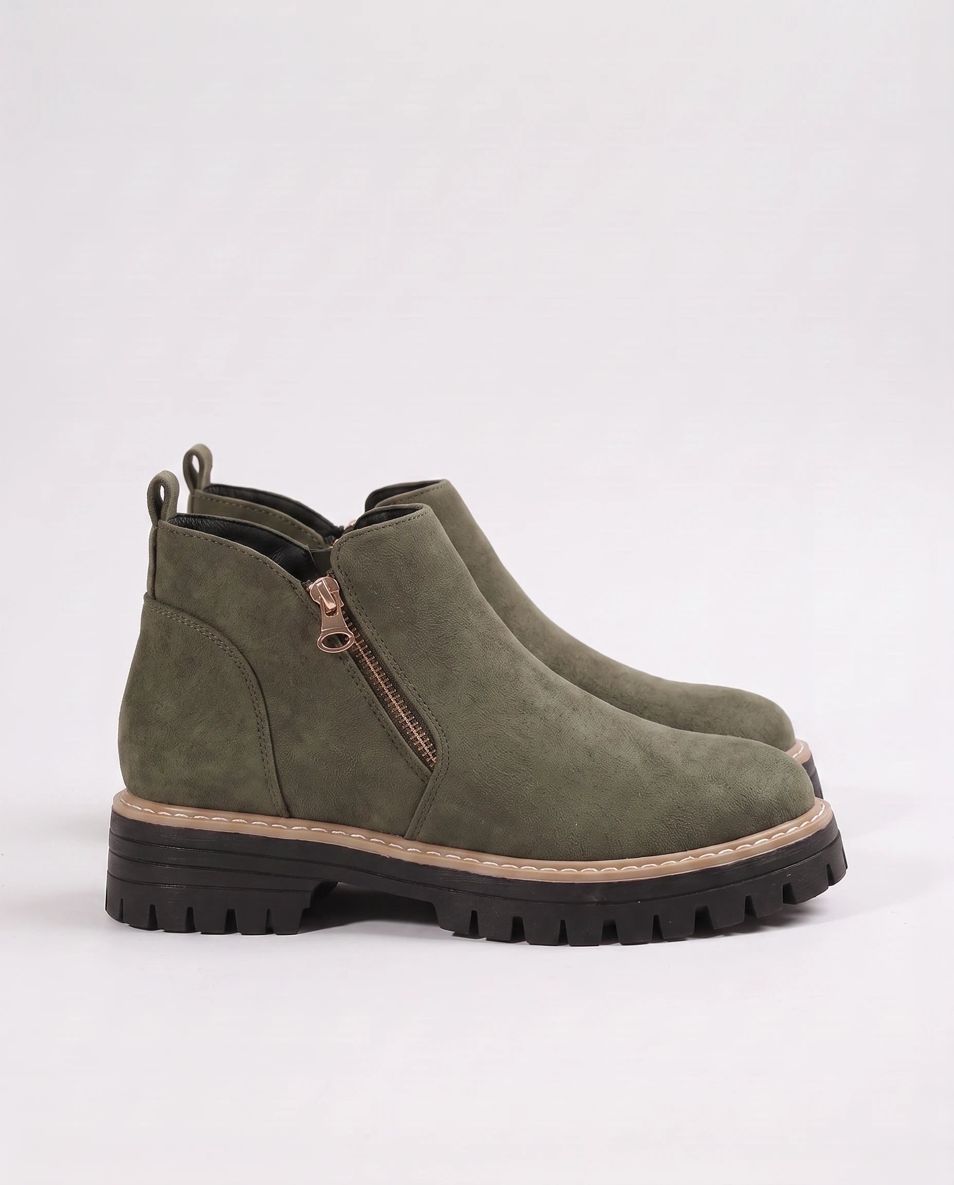 Bottines à zip latéral en suédine Félicité — Vert Armée, paire vue de profil en studio