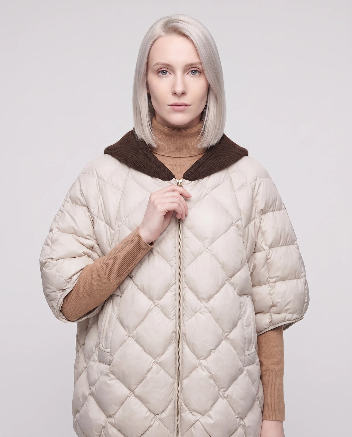 Cape matelassée à capuche tricot Stella en Écru, plan rapproché de face, capuche baissée, zippée