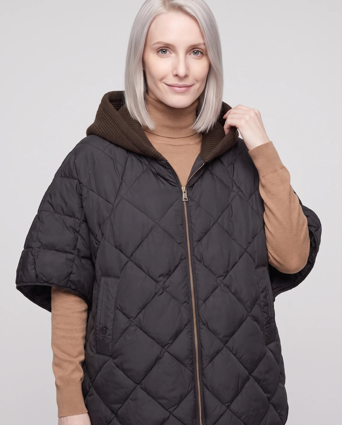 Cape matelassée à capuche tricot Stella en Noir, plan rapproché de face, capuche baissée, zippée