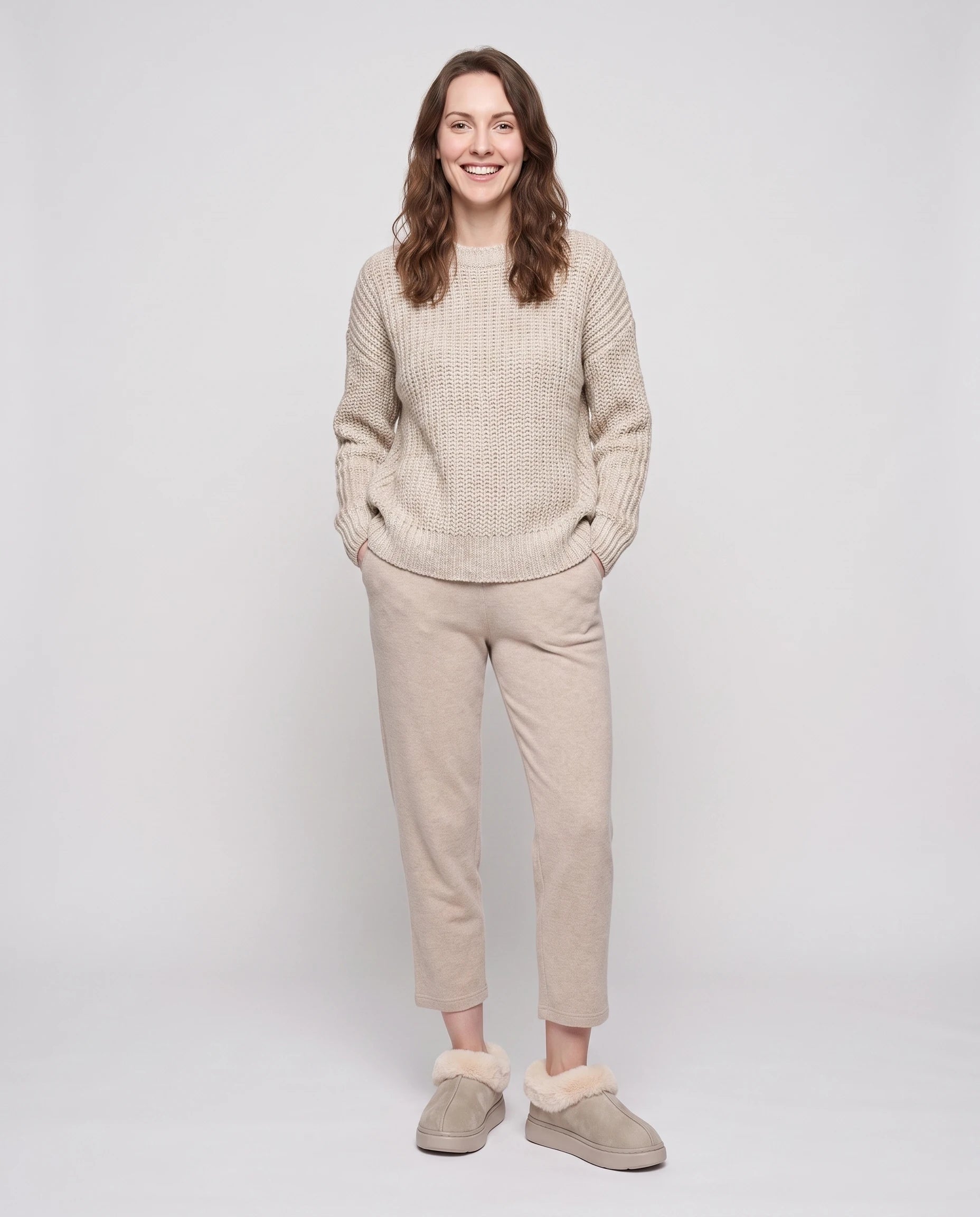 Chaussons bottines en peluche Roselène — Beige, portés en plein pied studio