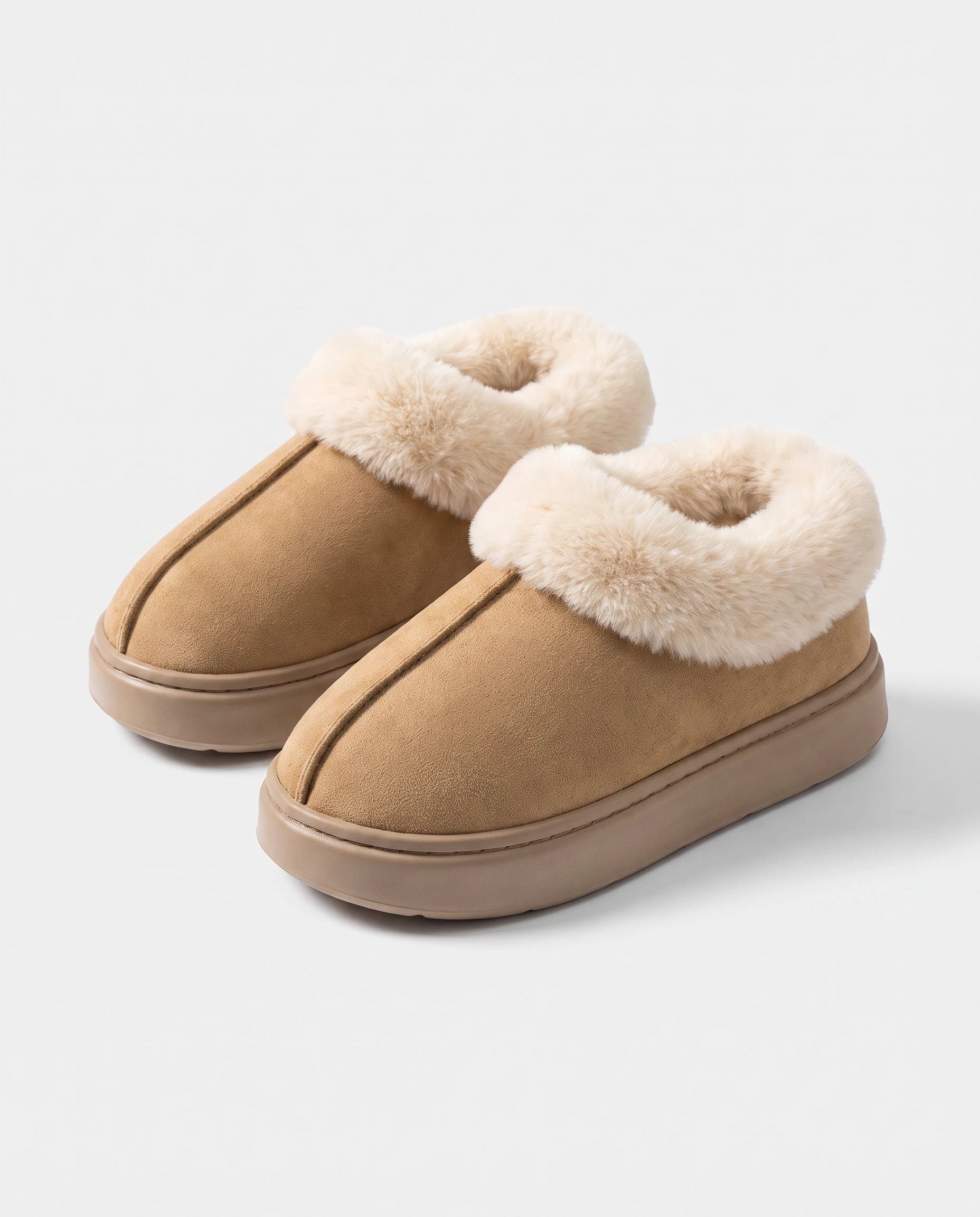 Chaussons bottines en peluche Roselène — Camel, paire en packshot studio
