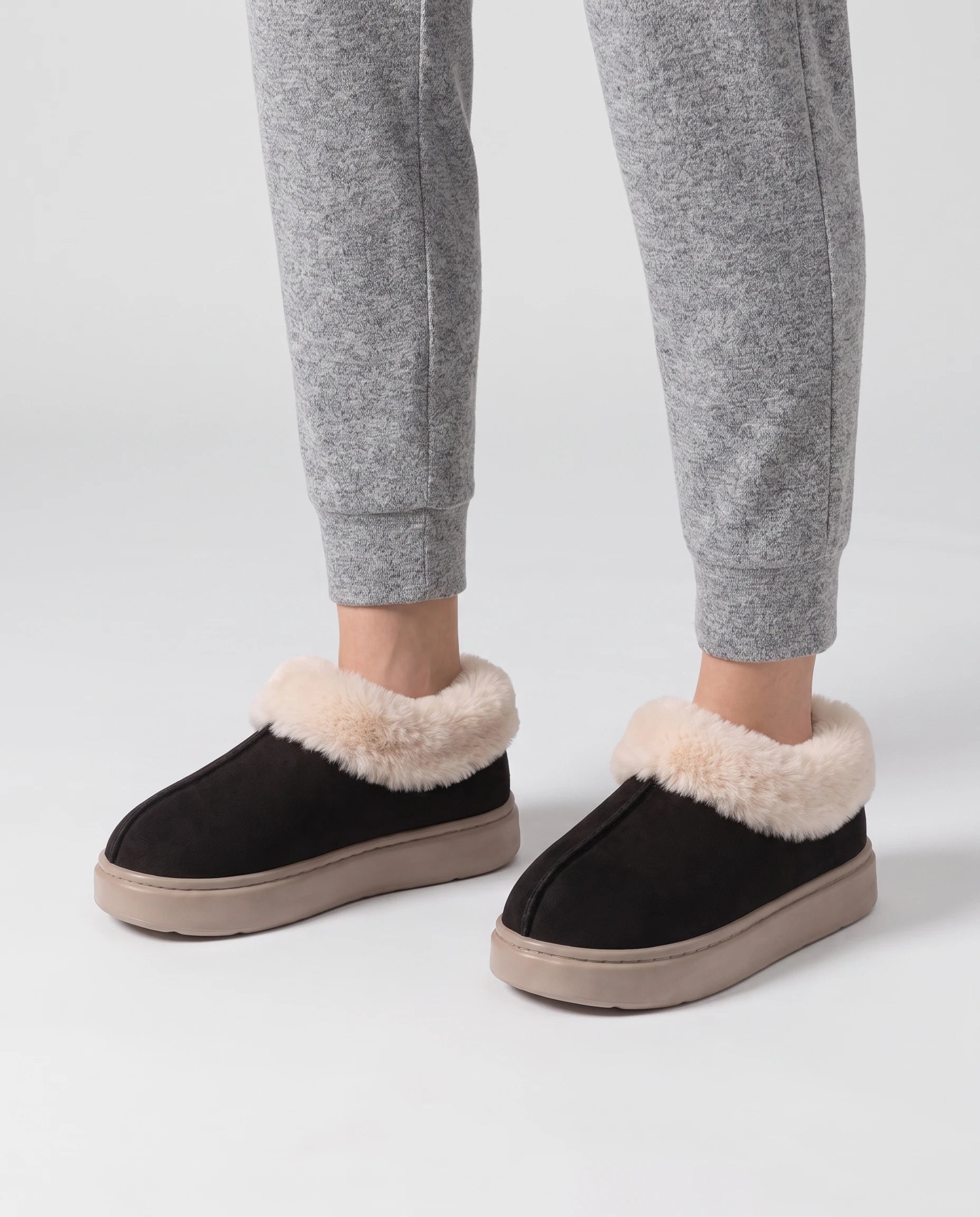Chaussons bottines en peluche Roselène — Noir, portés en plan rapproché