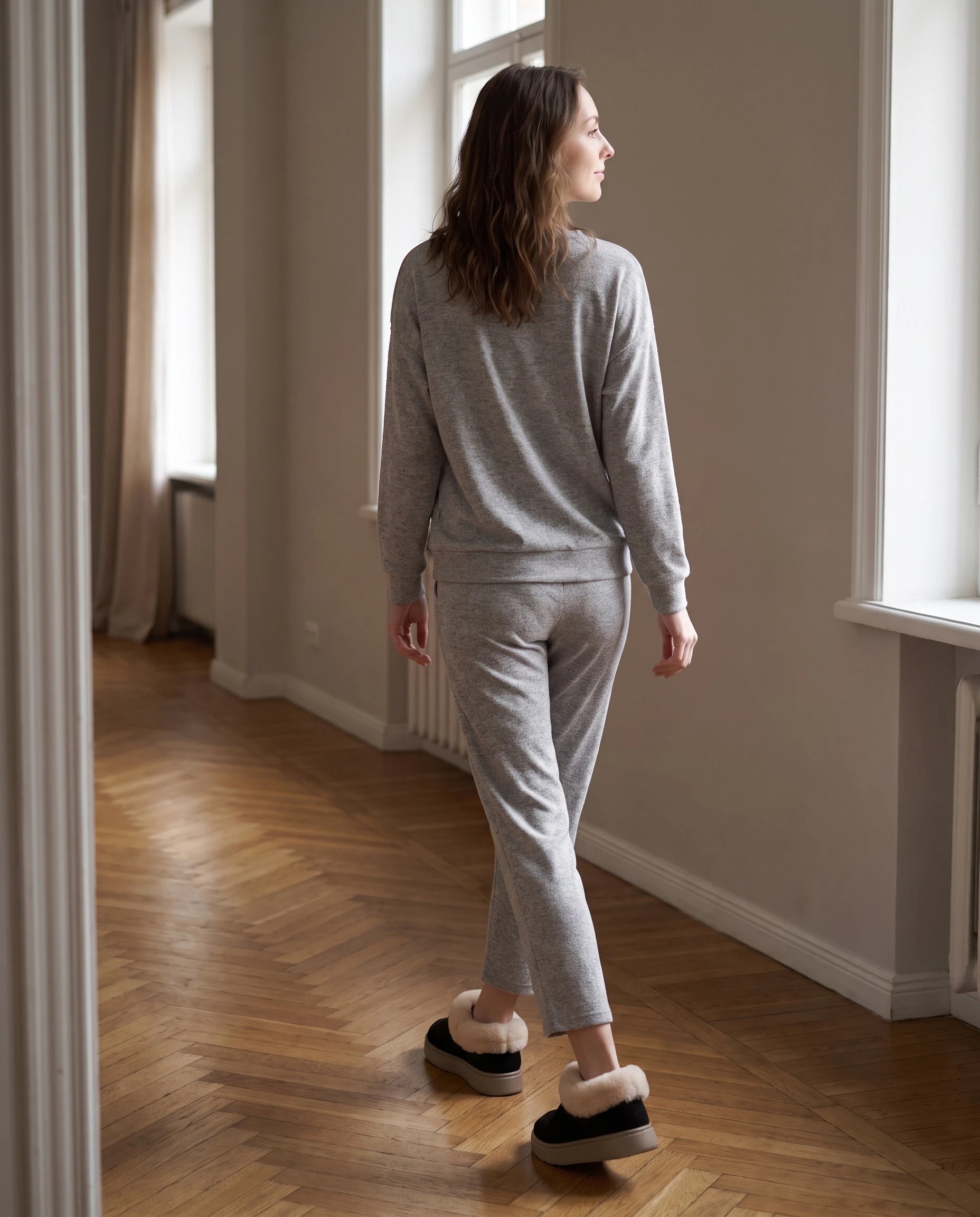 Chaussons bottines en peluche Roselène — Noir, portés en intérieur