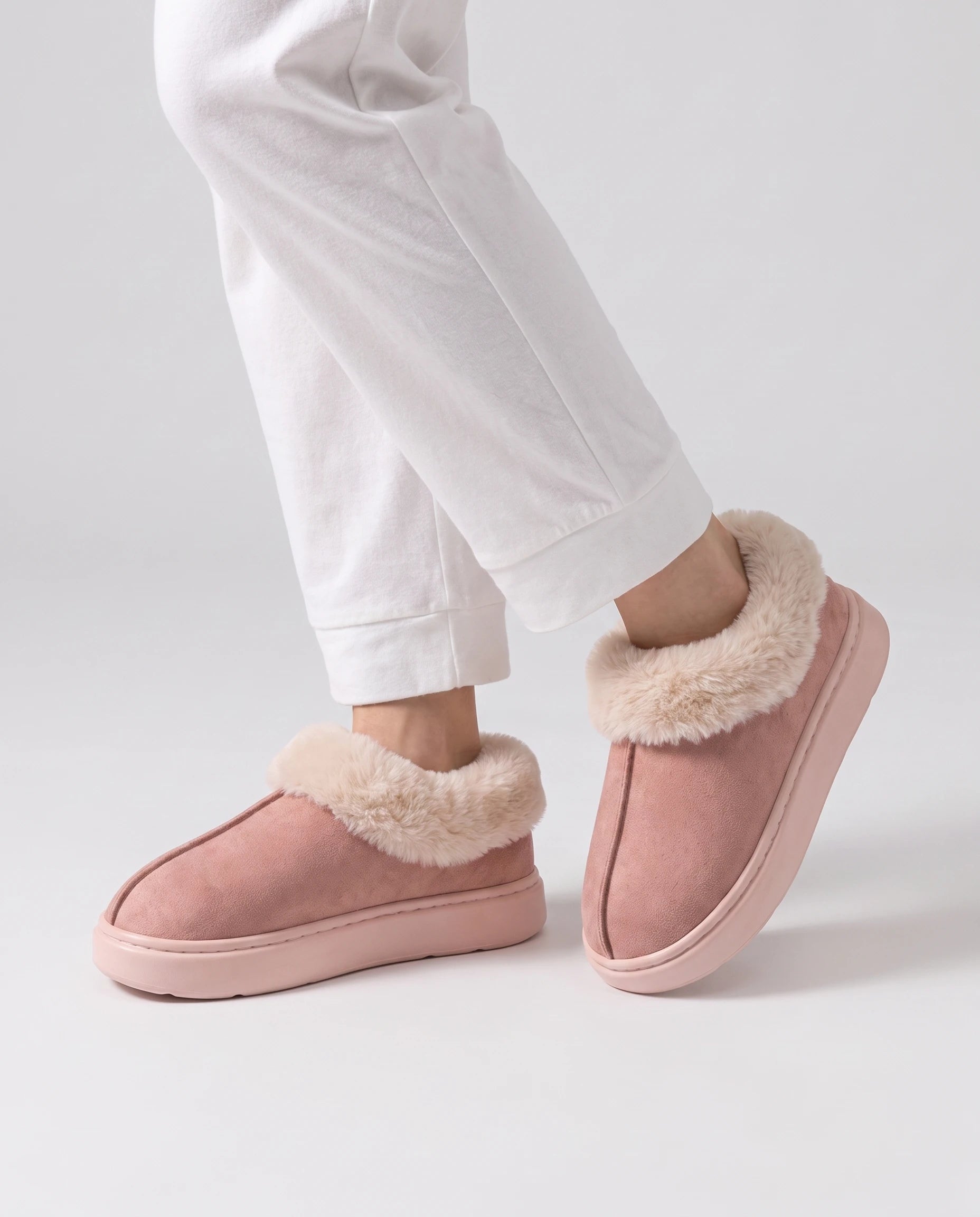 Chaussons bottines en peluche Roselène — Rose, portés en plan rapproché