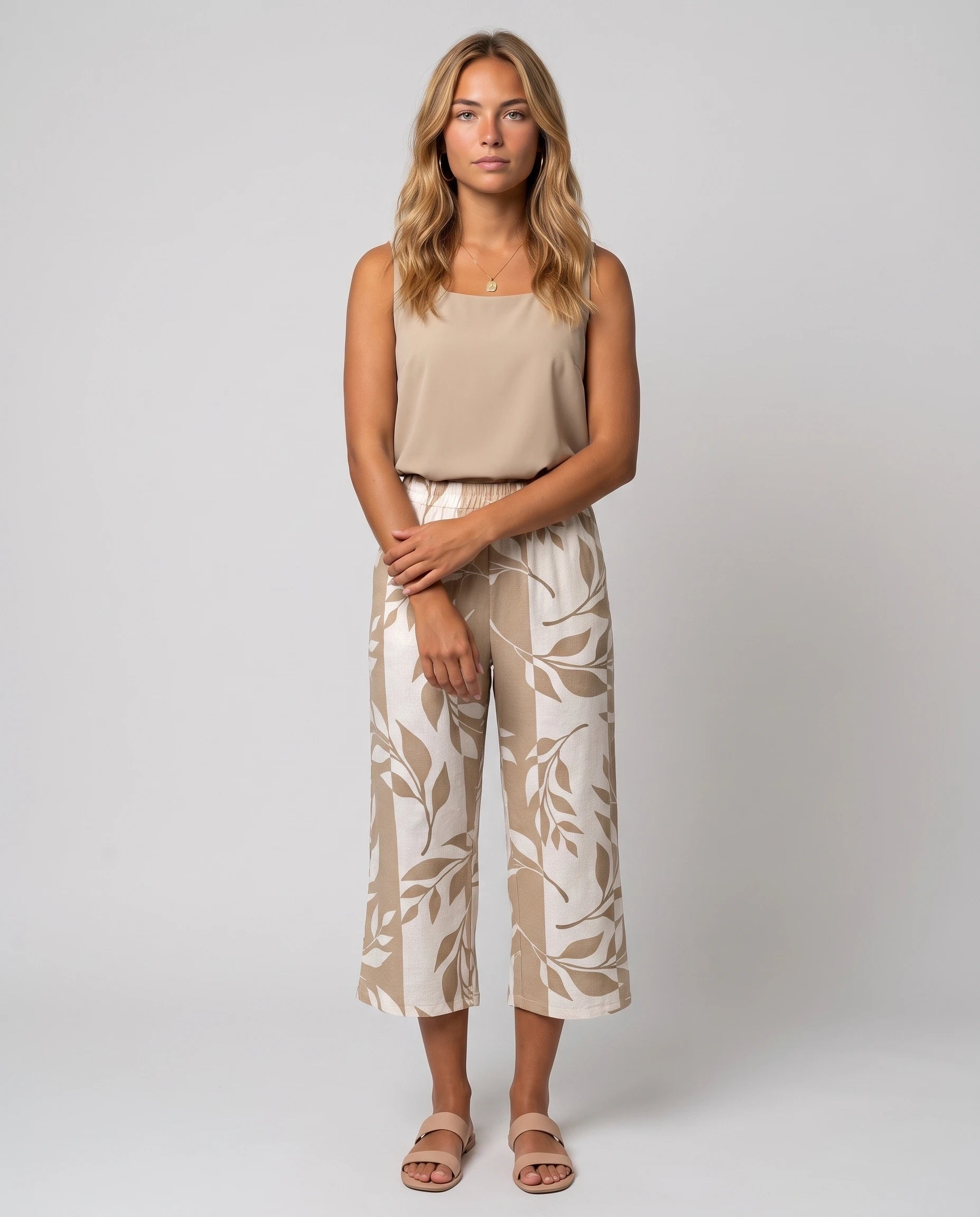 Ensemble top col carré et pantalon capri imprimé Clotilde — Beige — vue face studio