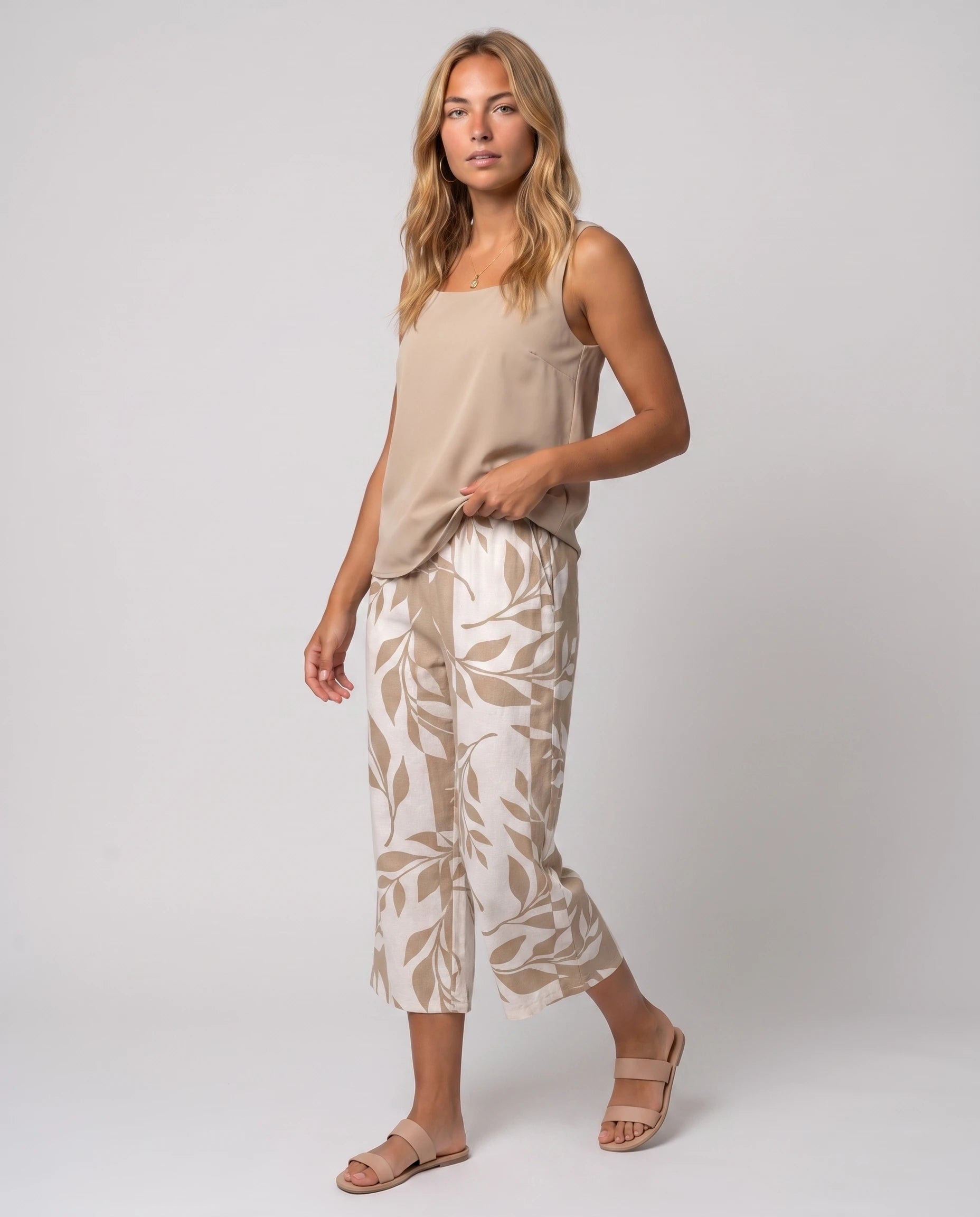 Ensemble top col carré et pantalon capri imprimé Clotilde — Beige — vue studio pose