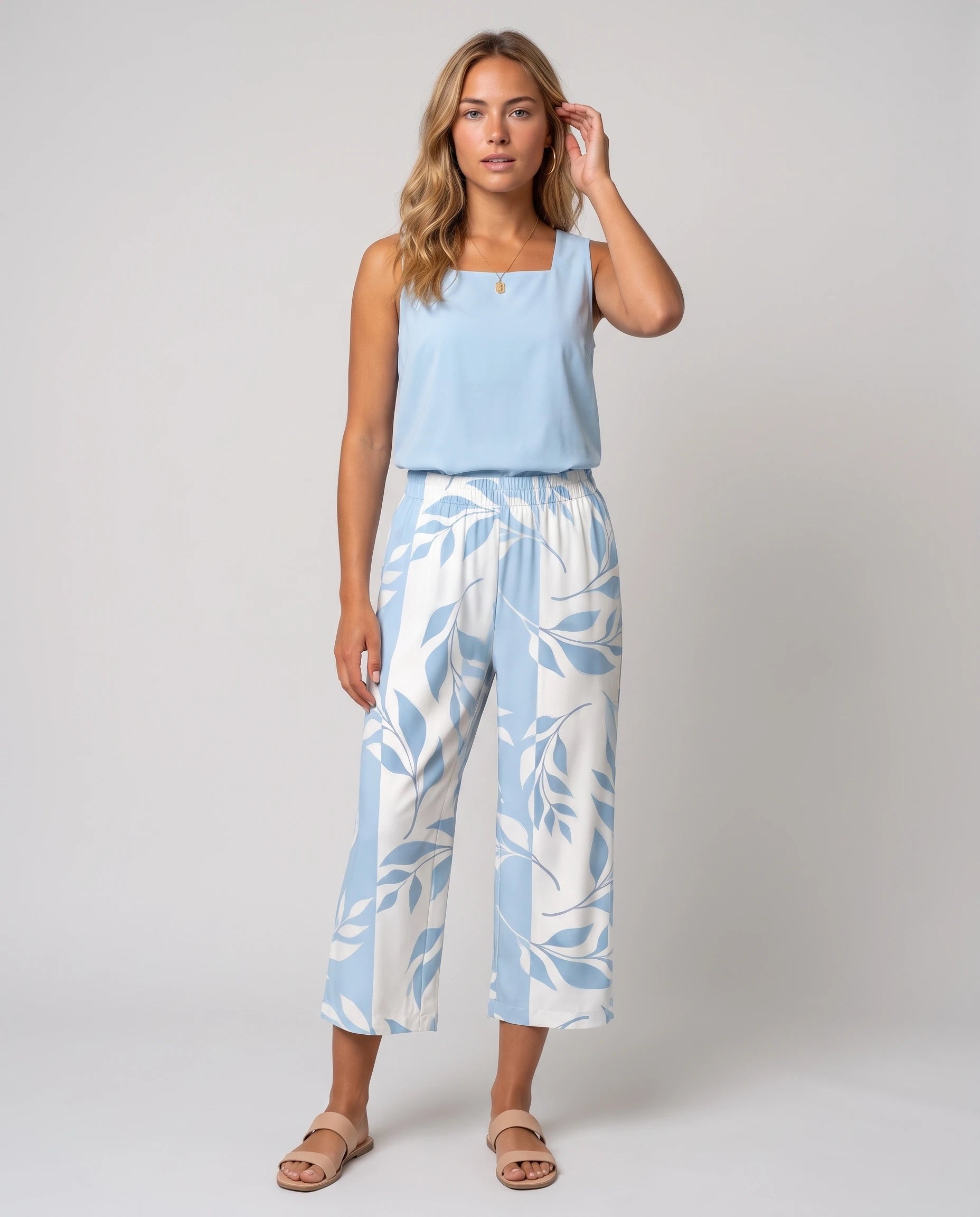 Ensemble top col carré et pantalon capri imprimé Clotilde — Bleu Ciel — vue face studio