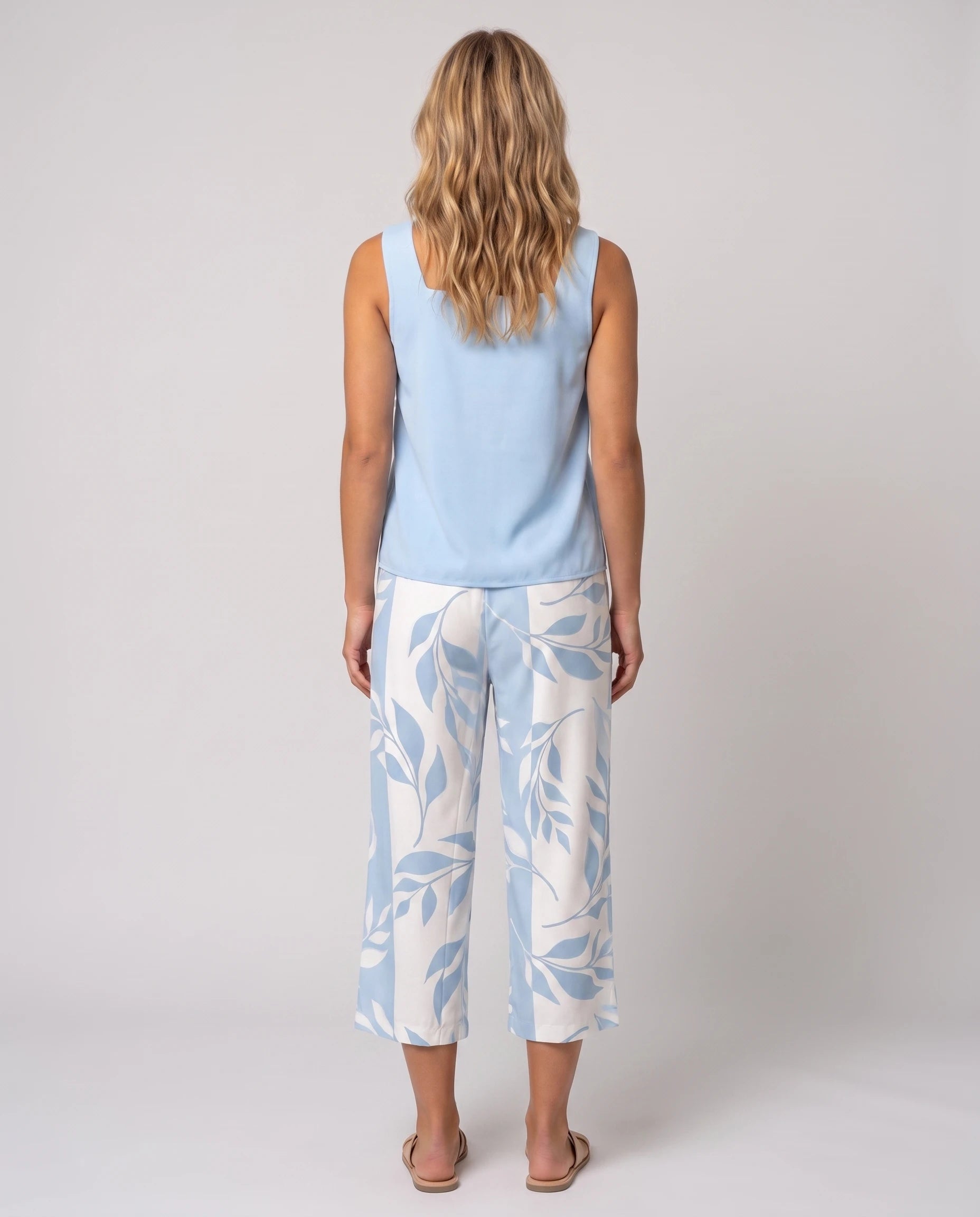 Ensemble top col carré et pantalon capri imprimé Clotilde — Bleu Ciel — vue dos studio