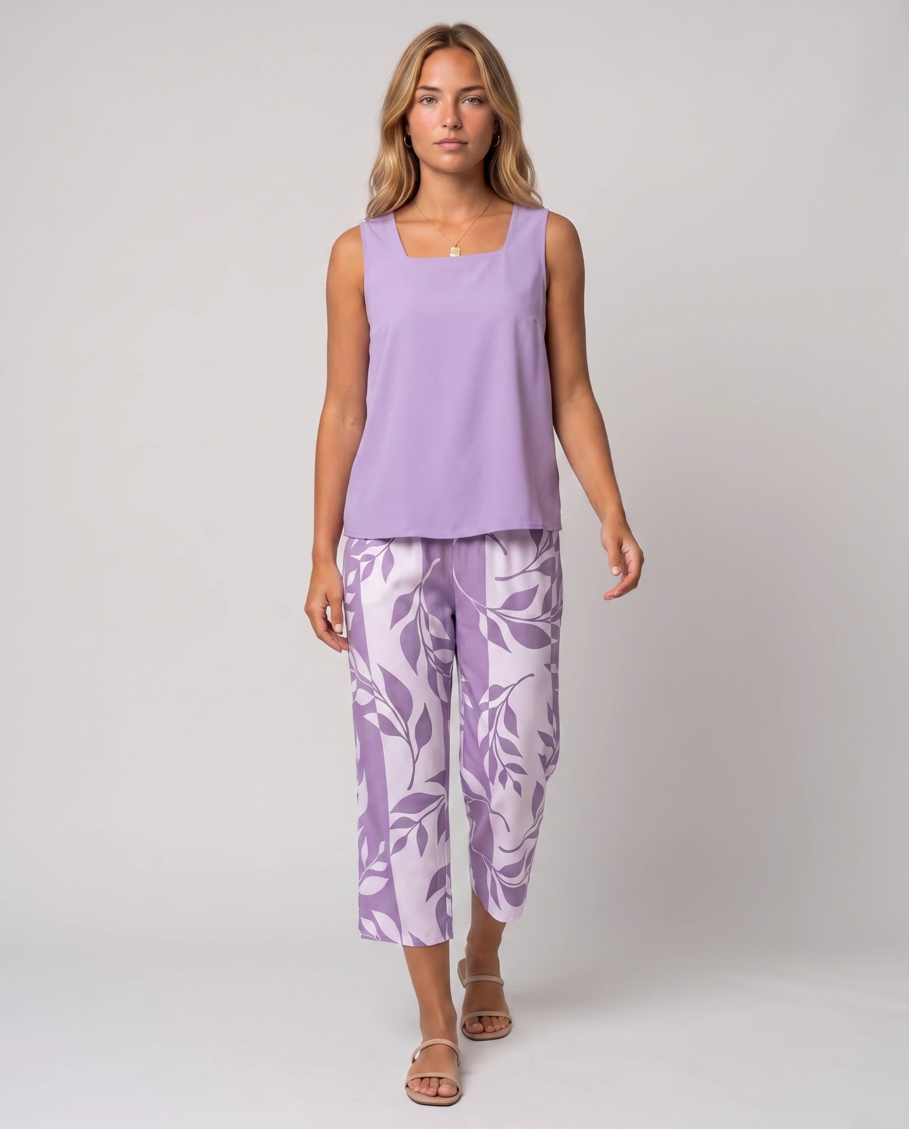 Ensemble top col carré et pantalon capri imprimé Clotilde — Lilas — vue studio pose