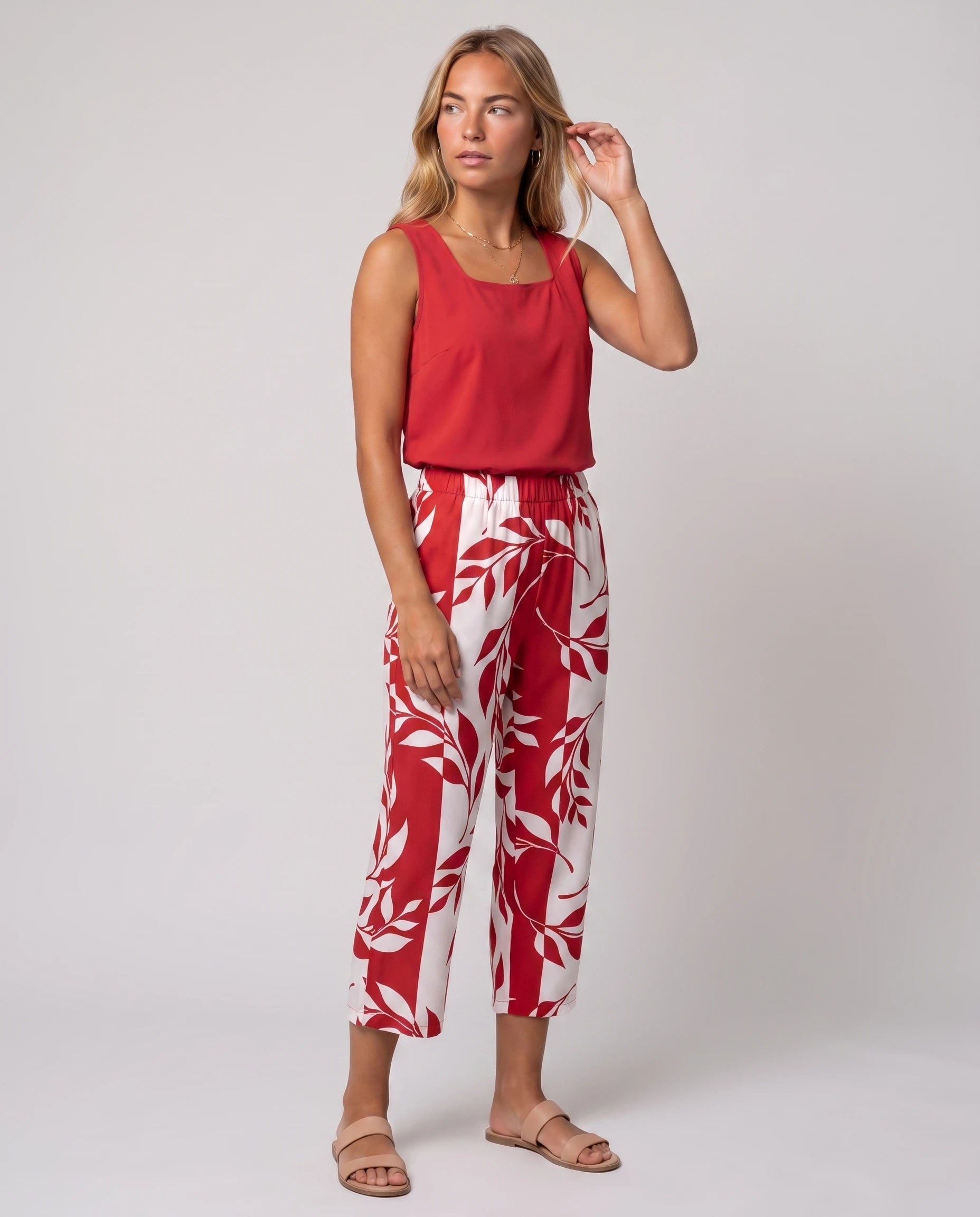 Ensemble top col carré et pantalon capri imprimé Clotilde — Rouge — vue studio pose
