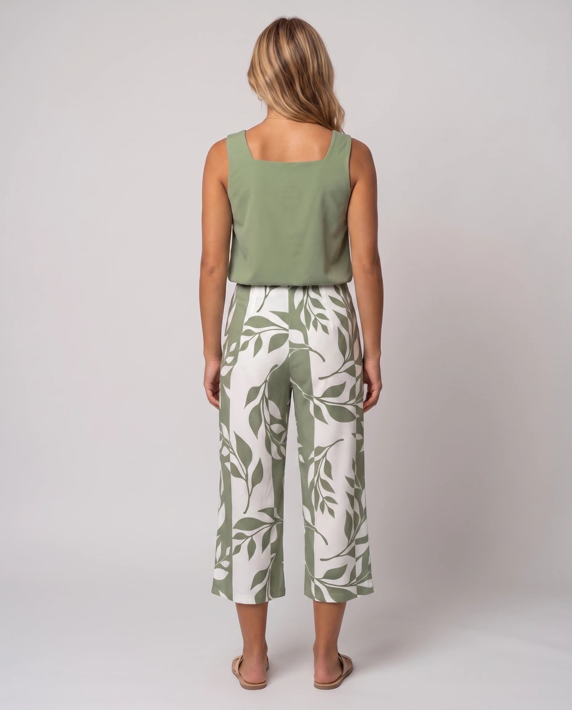 Ensemble top col carré et pantalon capri imprimé Clotilde — Vert Sauge — vue dos studio