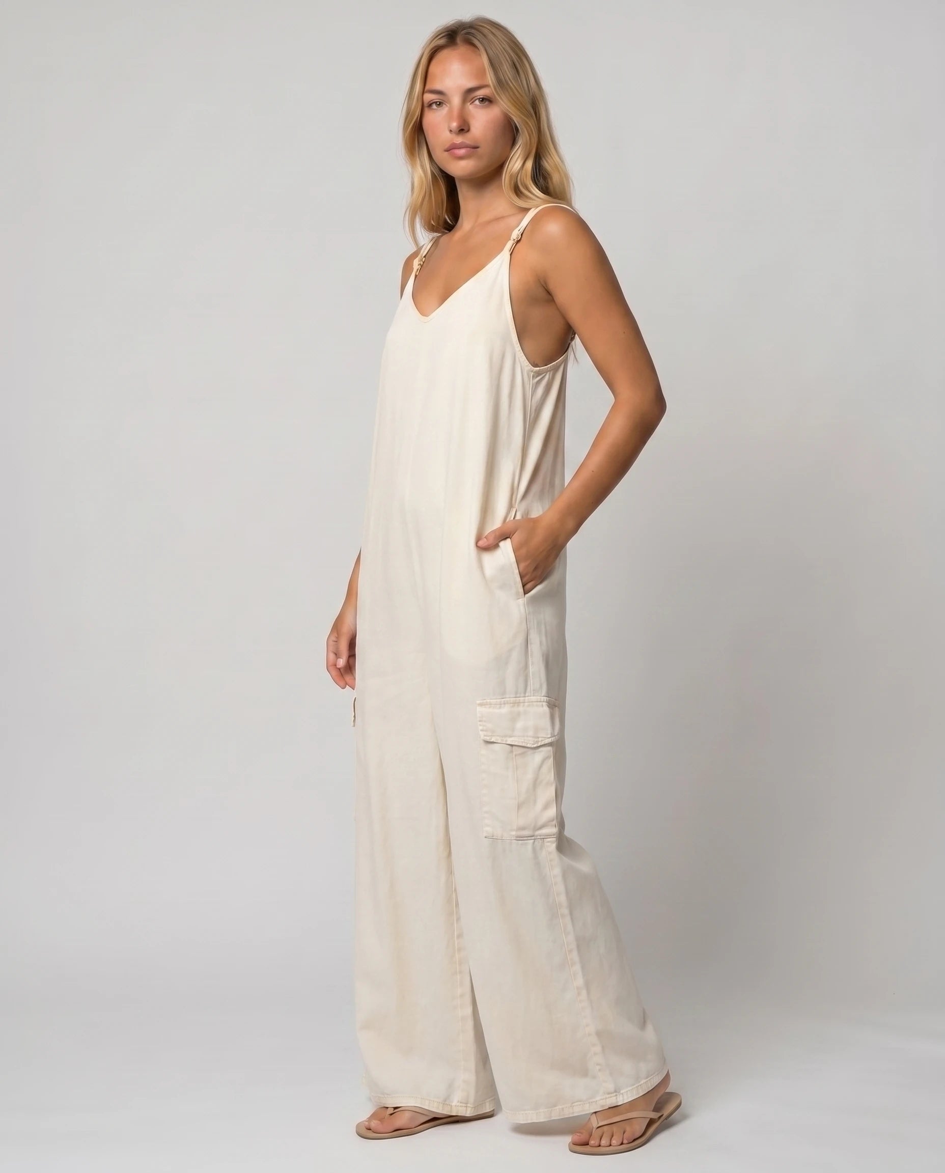 Combinaison ample jambe large a poches Colombe - Blanc - vue studio trois-quarts
