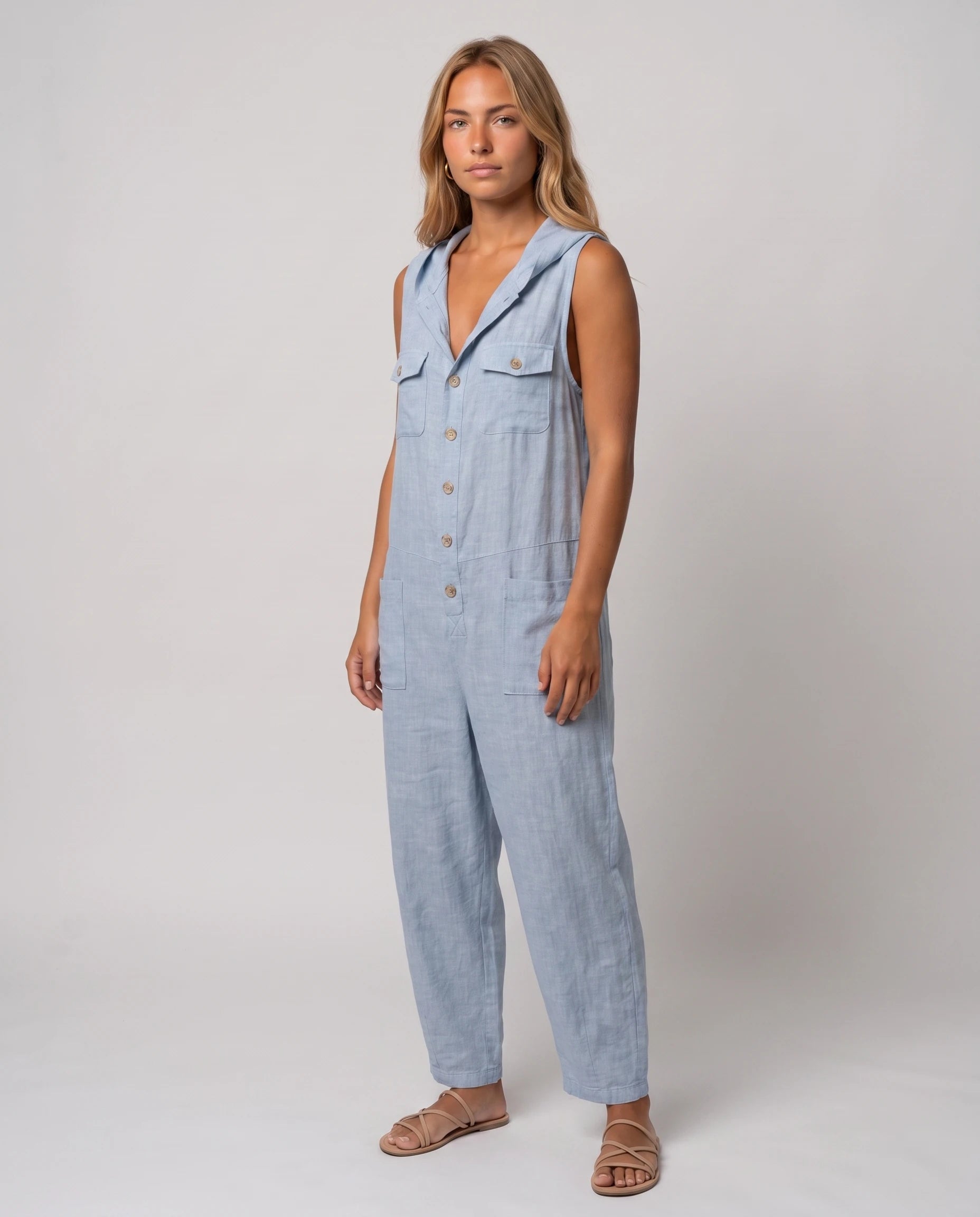 Combinaison sans manches en lin a capuche Flavie - coloris Bleu Chambray, vue de trois quarts