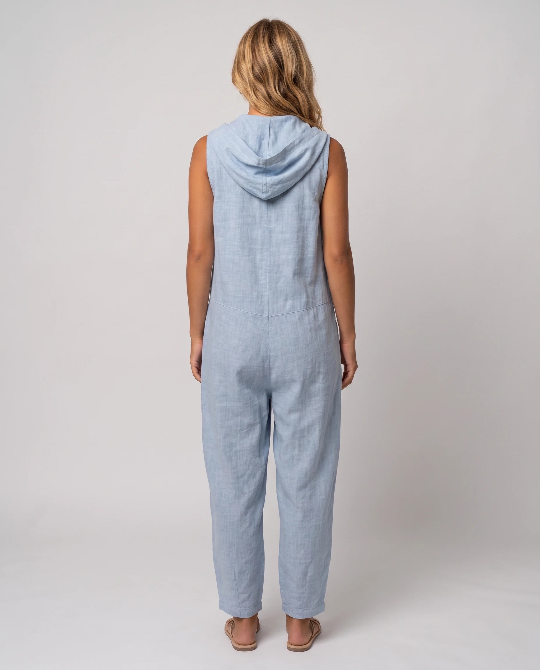 Combinaison sans manches en lin a capuche Flavie - coloris Bleu Chambray, vue de dos avec capuche