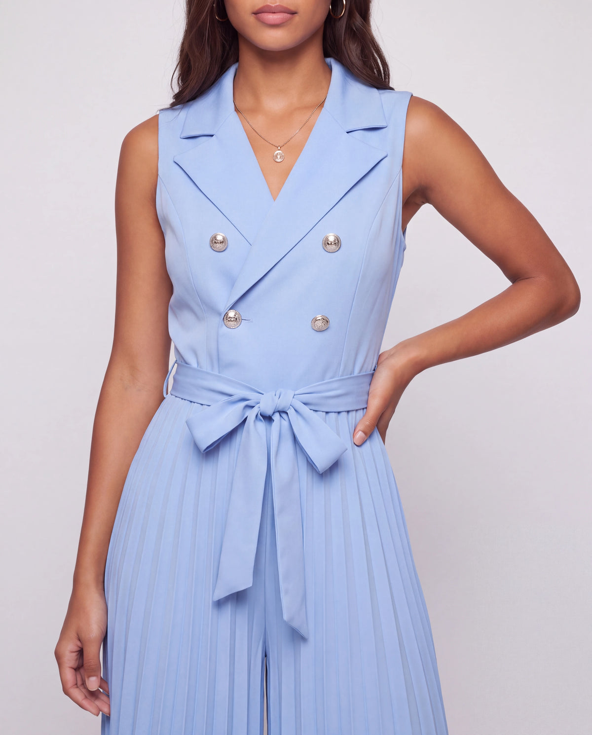 Combinaison habillée plissée à buste blazer Lucinde, coloris Bleu ciel, détail du buste blazer, des boutons argentés et de la ceinture nouée