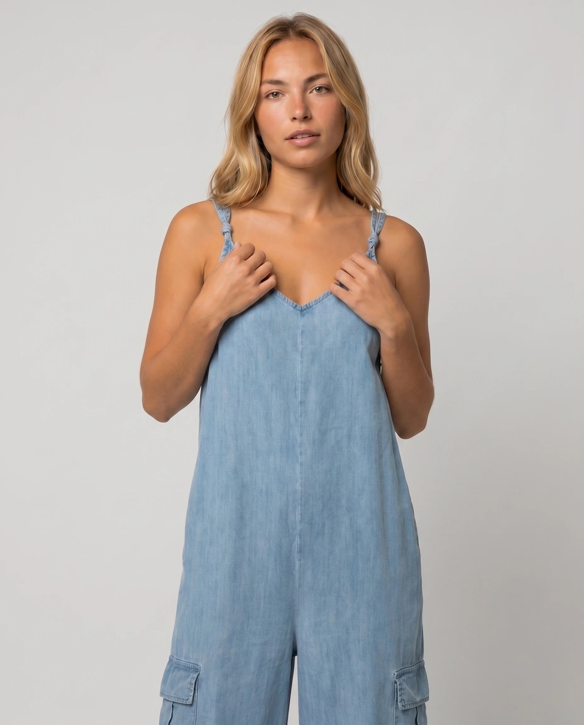 Combinaison ample jambe large a poches Colombe - Bleu Denim - detail bretelles et col V
