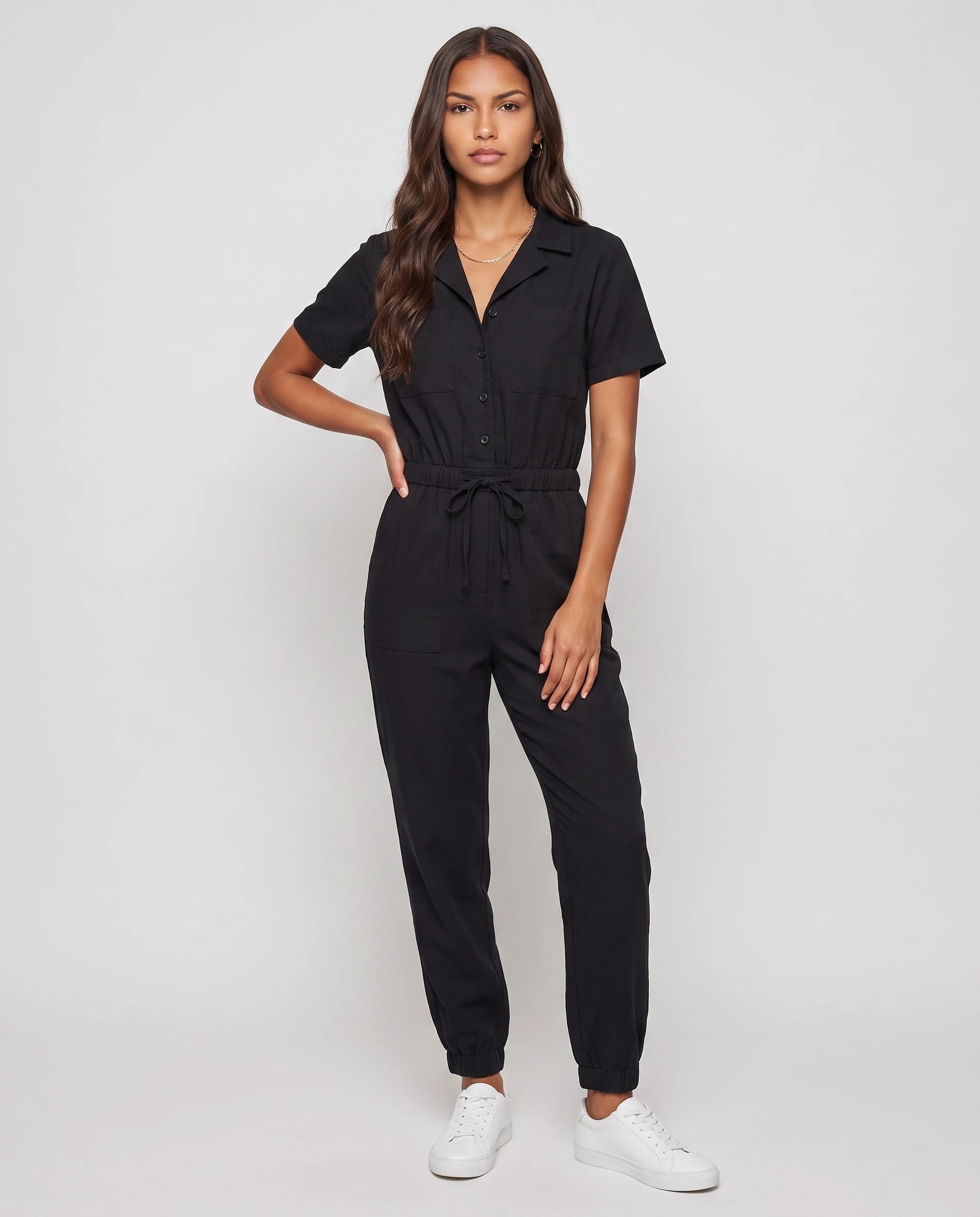 Combinaison cargo boutonnee Marceline en Noir, vue de face studio