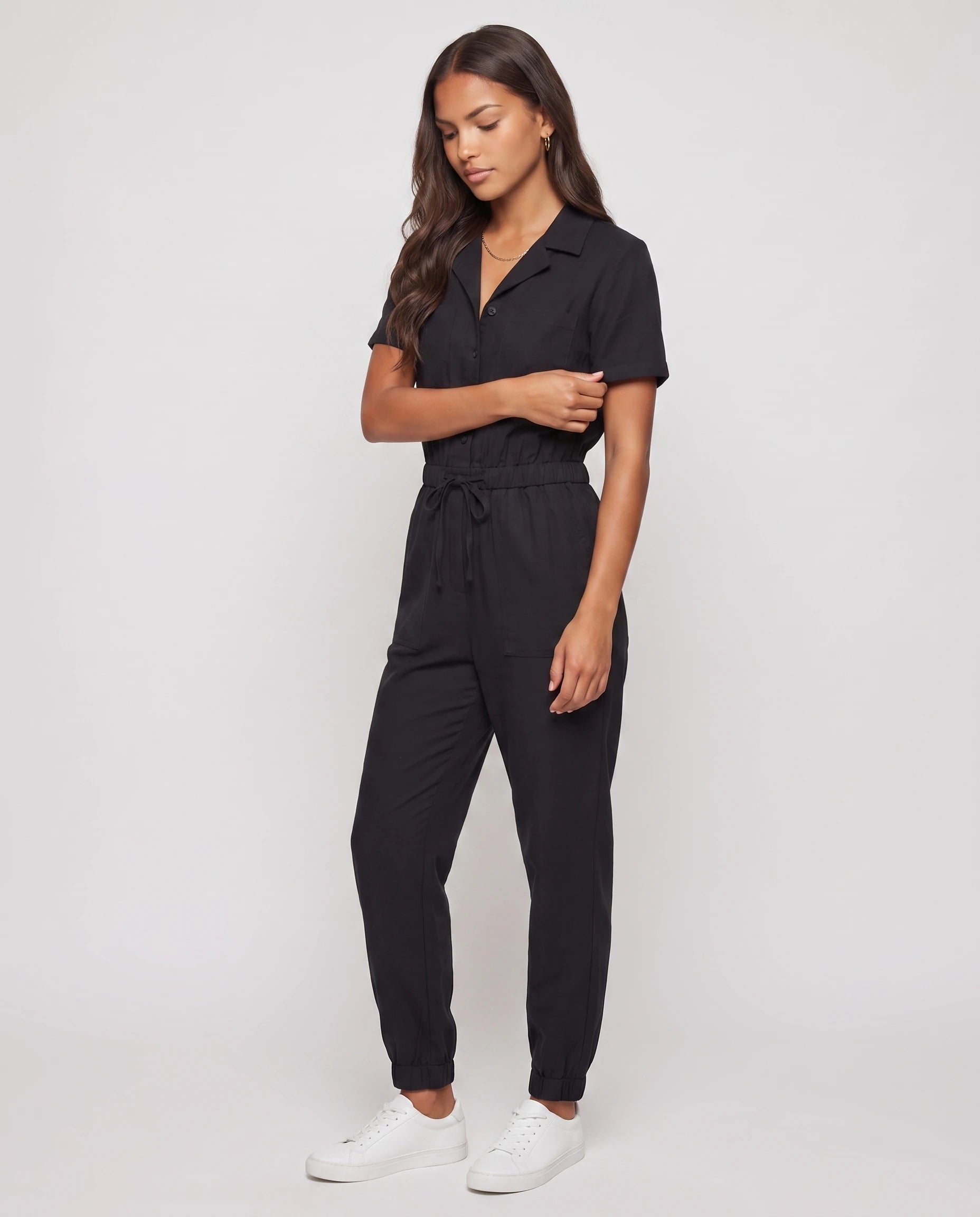 Combinaison cargo boutonnee Marceline en Noir, vue de trois-quarts studio