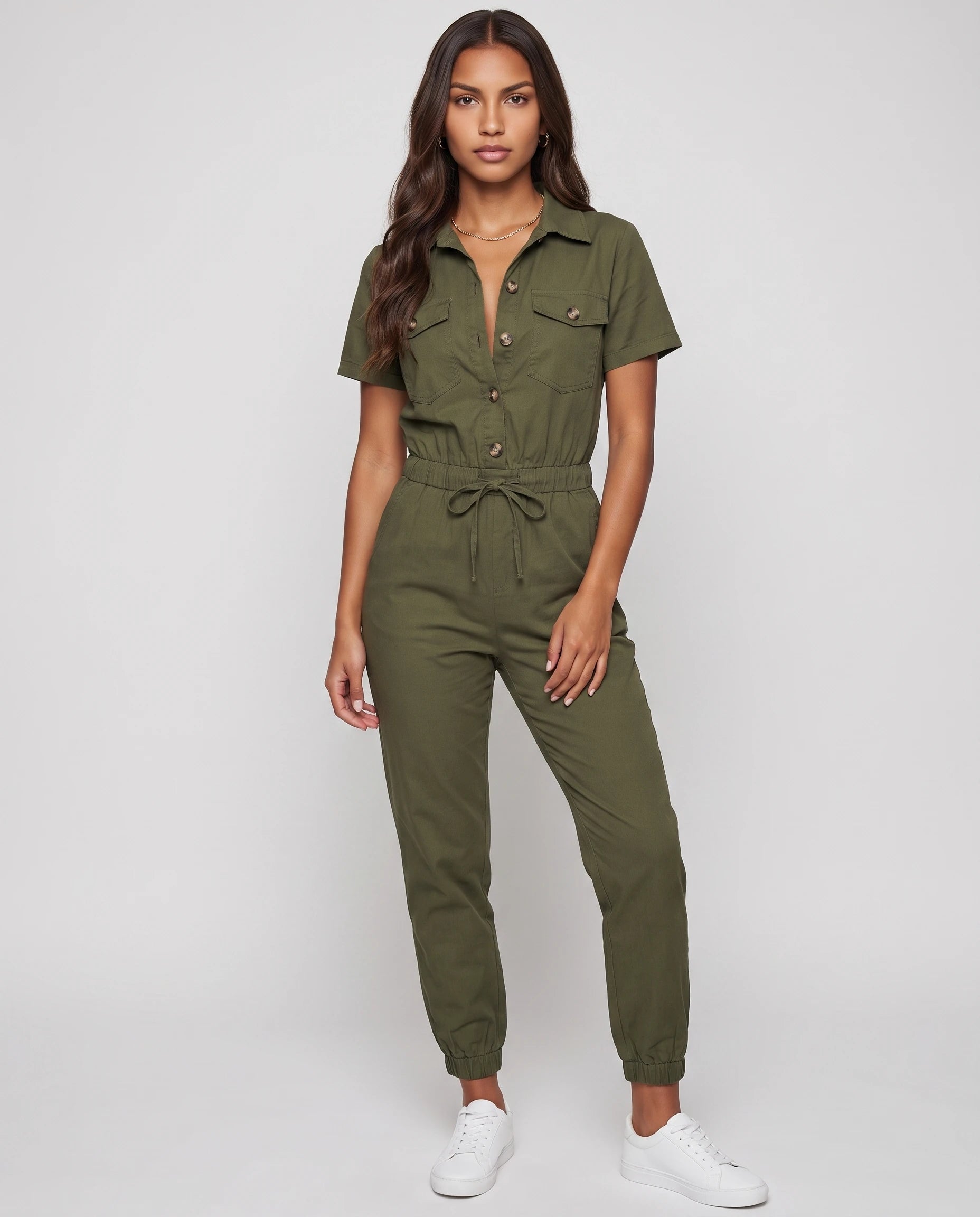 Combinaison cargo boutonnee Marceline en Olive, vue de face studio