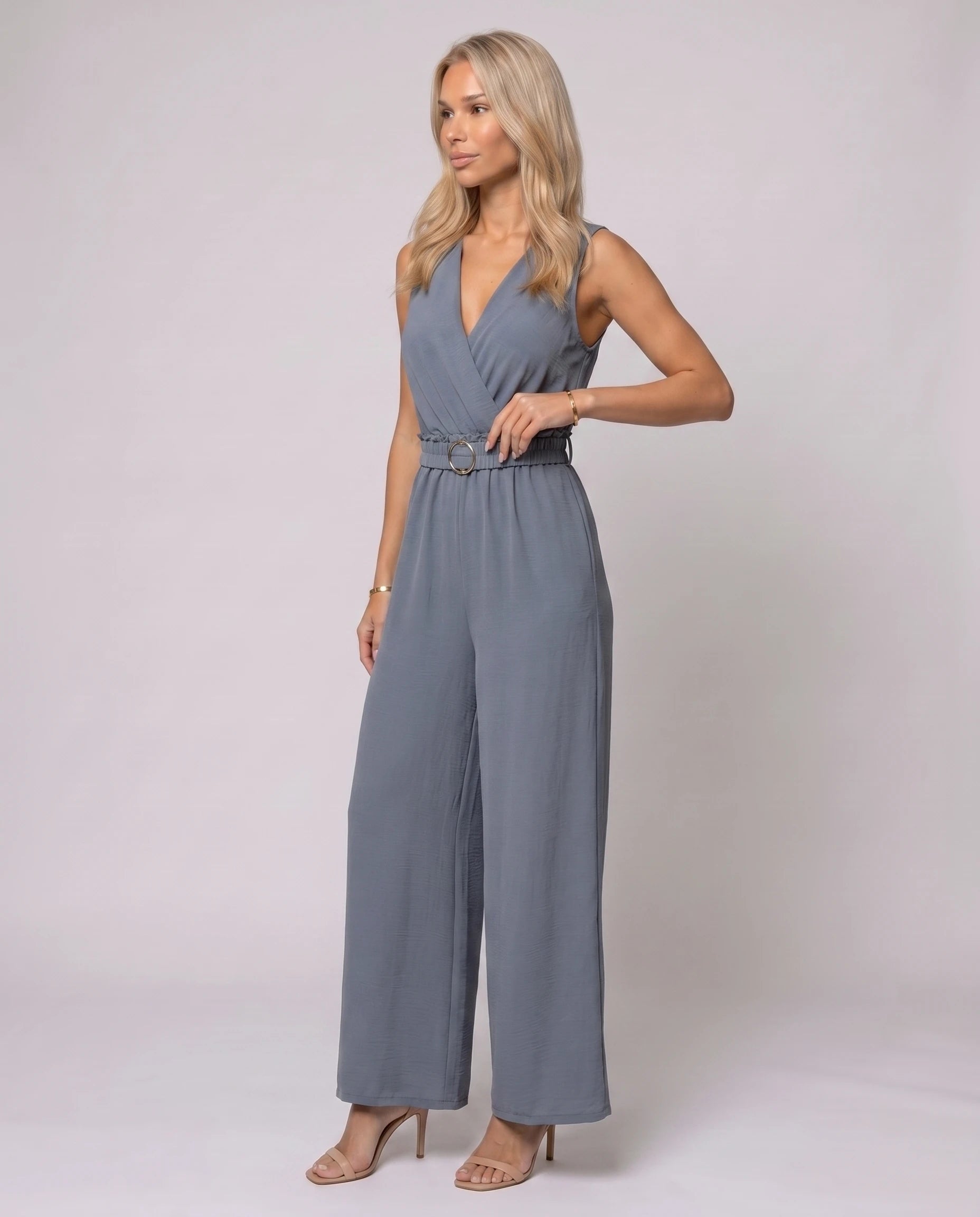 Combinaison fluide col V ceinturée Bleu Gris, vue trois-quarts studio - Lucienne | Zolena