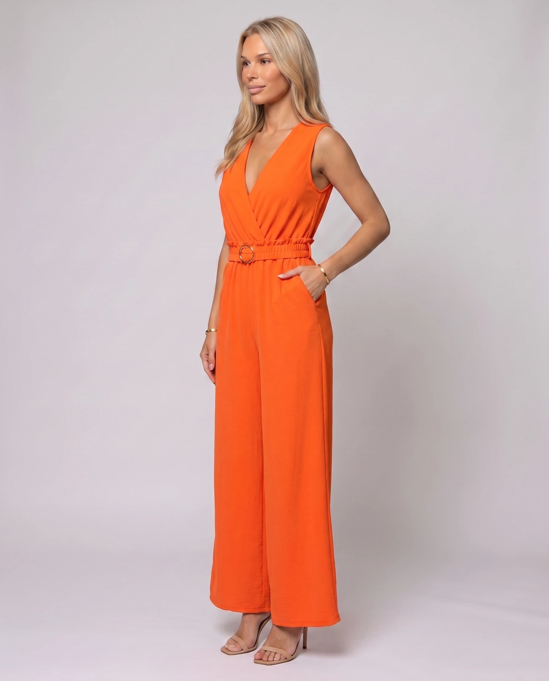 Combinaison fluide col V ceinturée Orange, vue trois-quarts studio - Lucienne | Zolena
