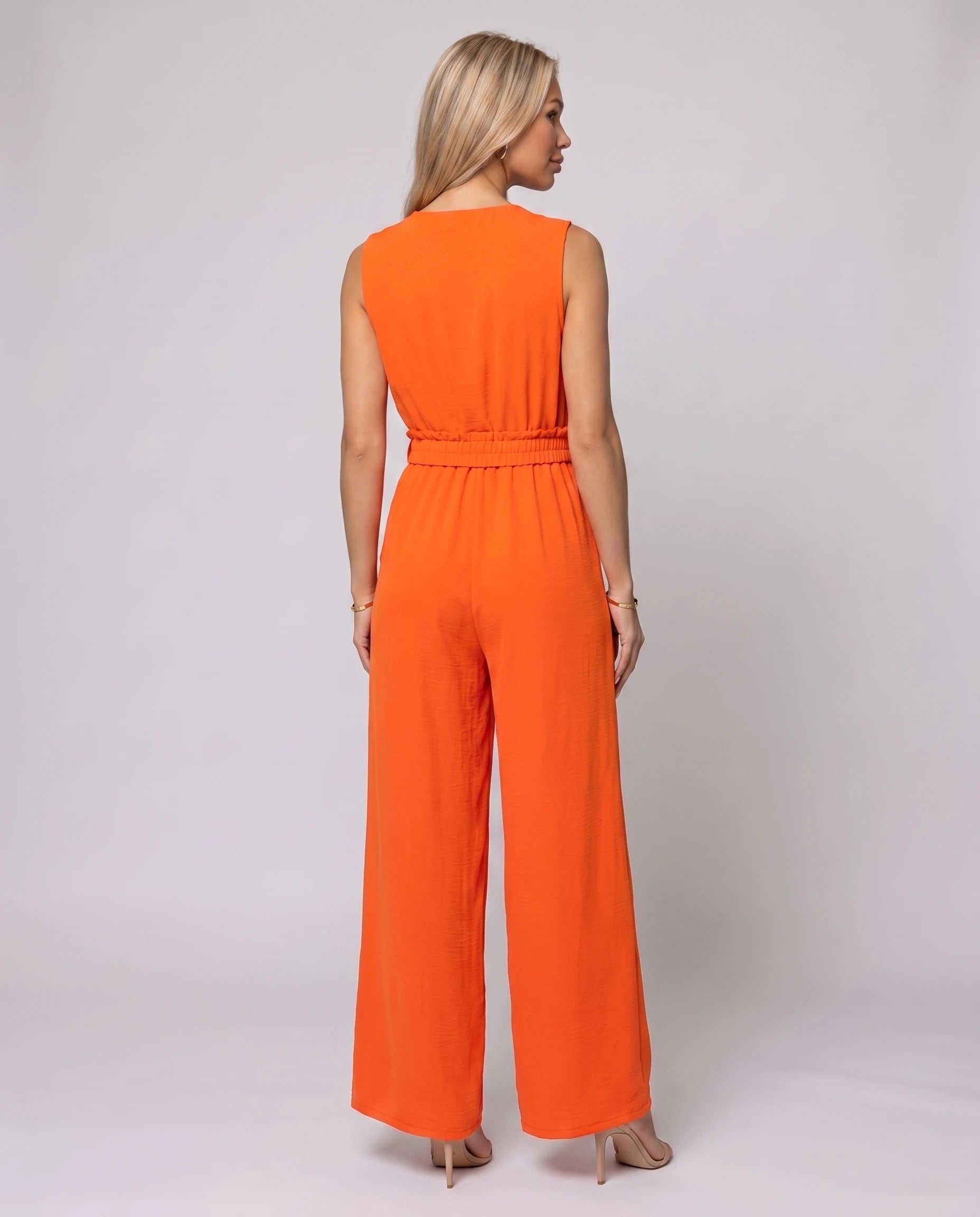 Combinaison fluide col V ceinturée Orange, vue de dos studio - Lucienne | Zolena