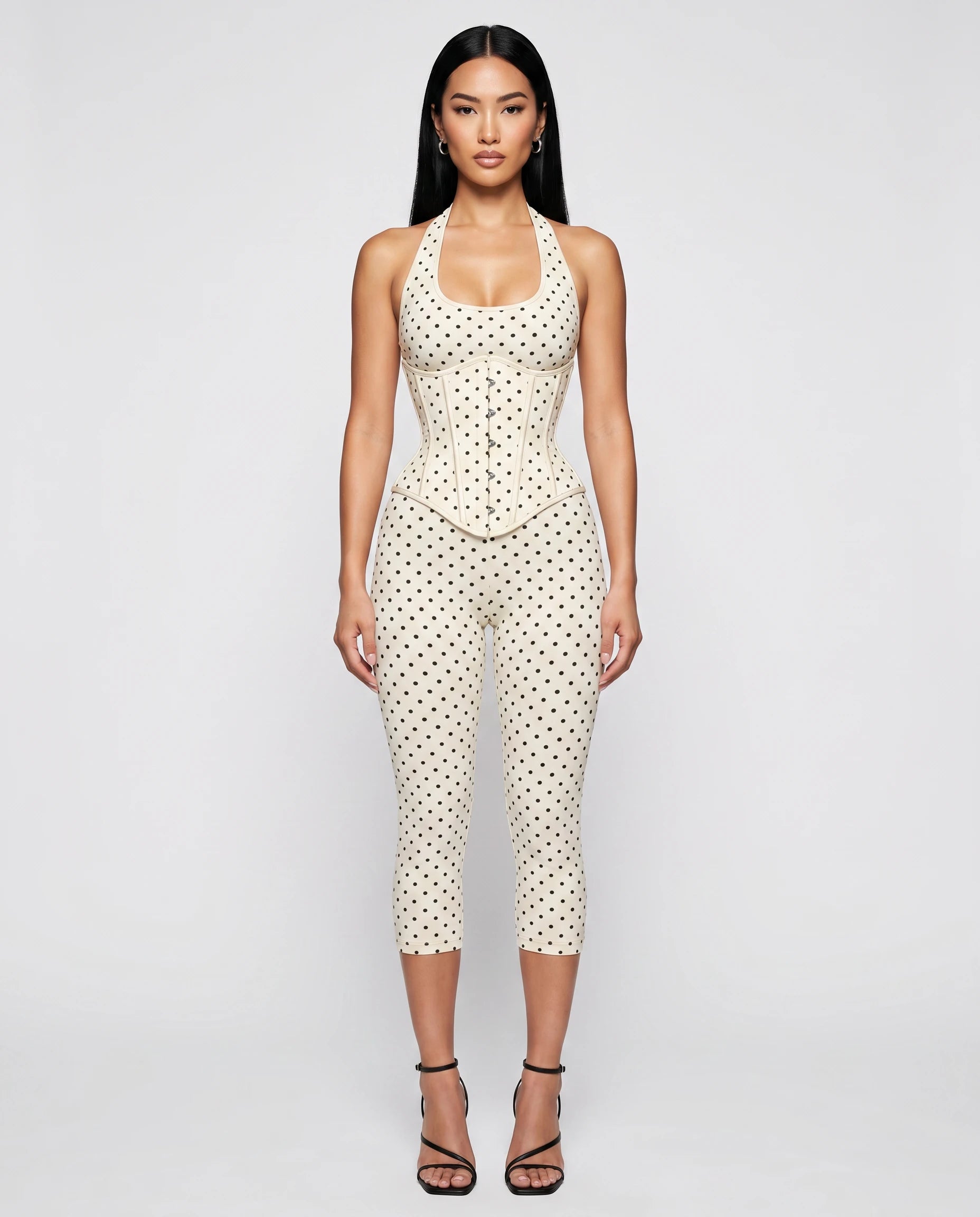 Combinaison moulante à corset Marlène – blanc à pois – vue de face studio