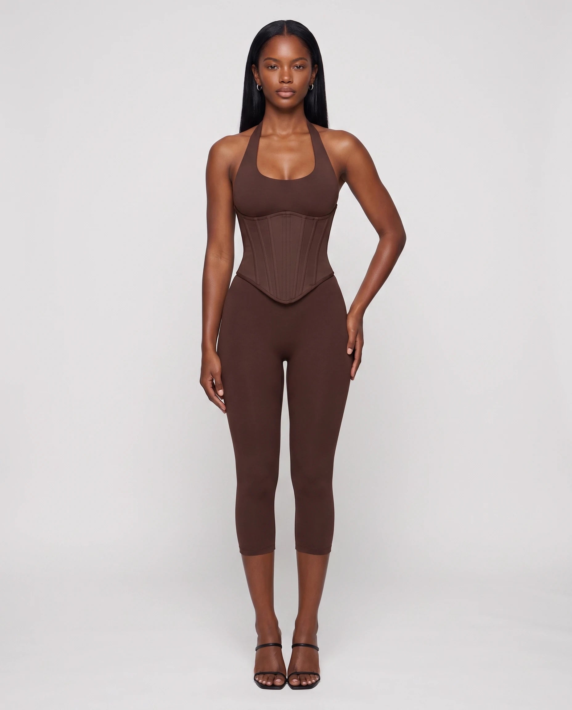 Combinaison moulante à corset Marlène – chocolat – vue de face studio