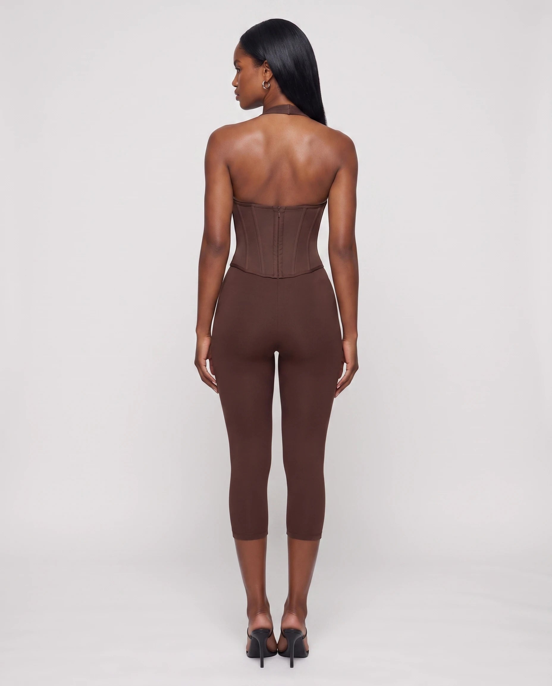Combinaison moulante à corset Marlène – chocolat – vue de dos studio