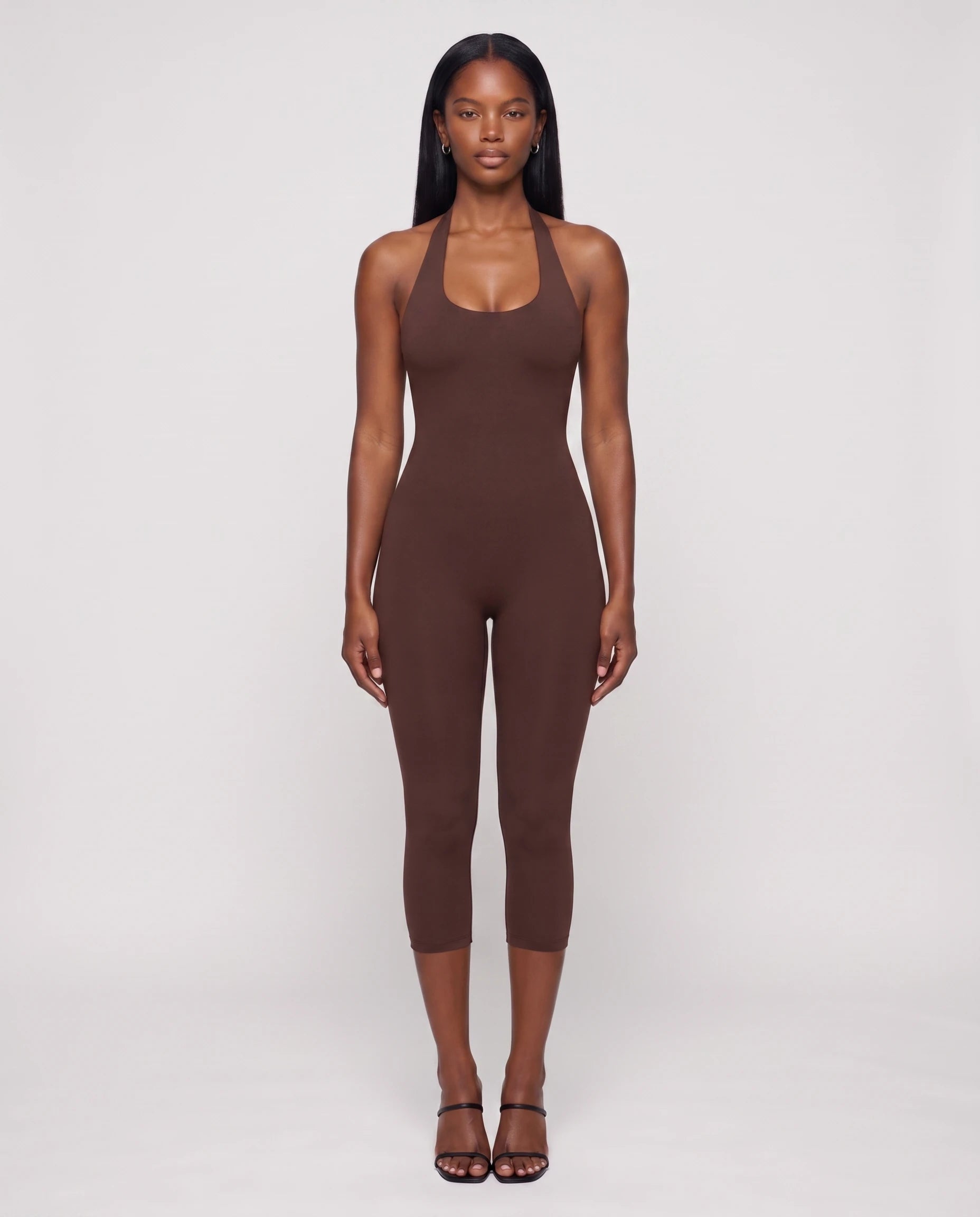 Combinaison moulante à corset Marlène – chocolat – portée sans le corset, studio
