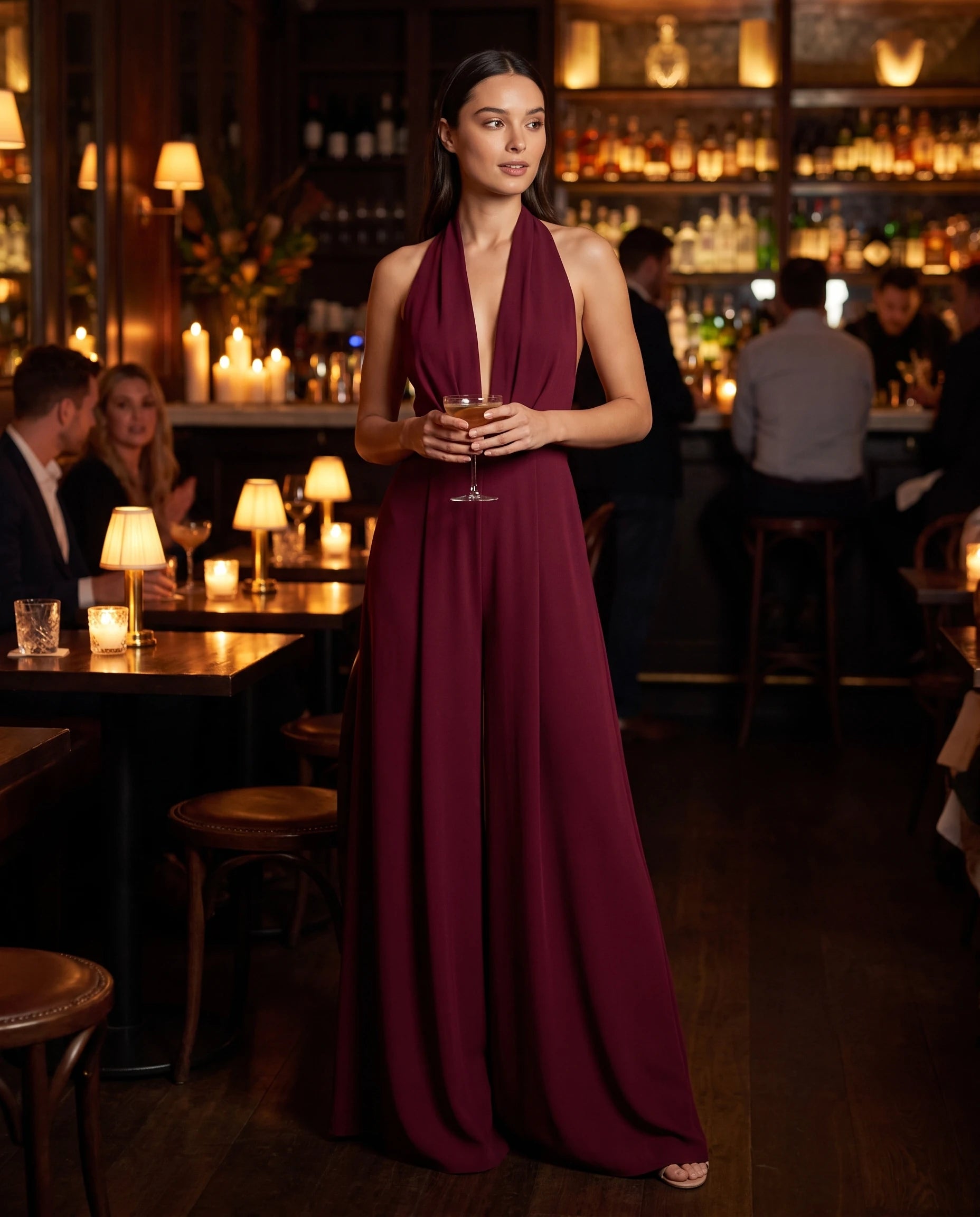 Combinaison habillee dos nu jambe large Bordeaux portee dans un bar feutre aux chandelles - Celestine | Zolena