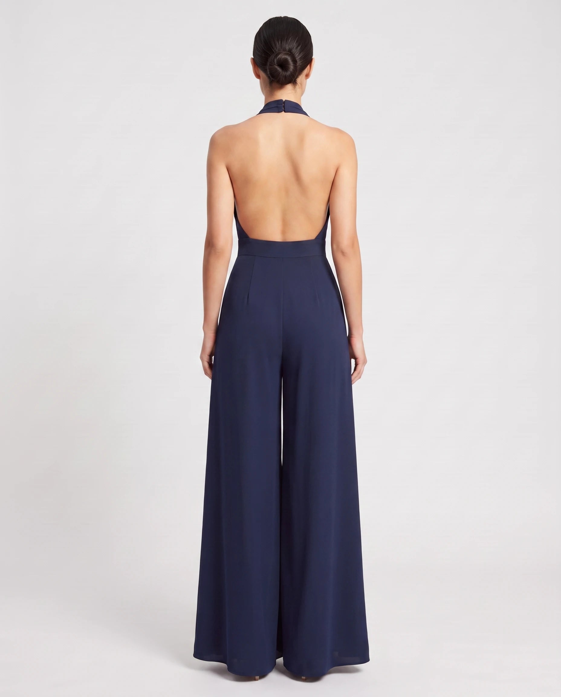 Combinaison habillee dos nu jambe large Bleu Marine, dos nu ouvert vue studio - Celestine | Zolena