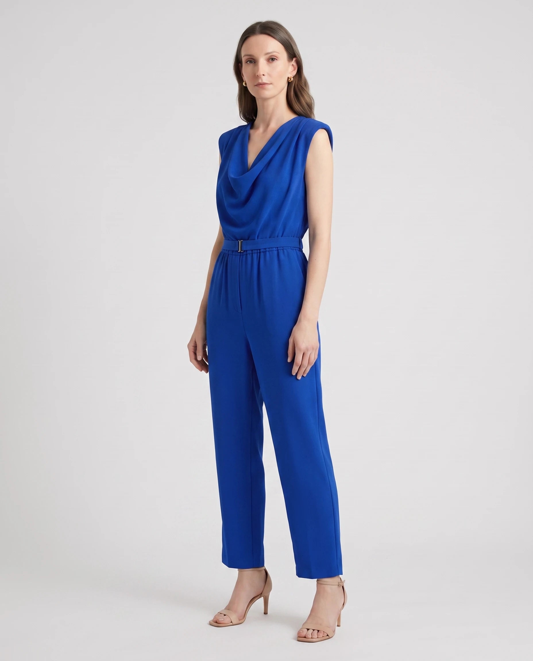 Combinaison drapée sans manches Sibylle, coloris Bleu Roi - studio trois-quarts