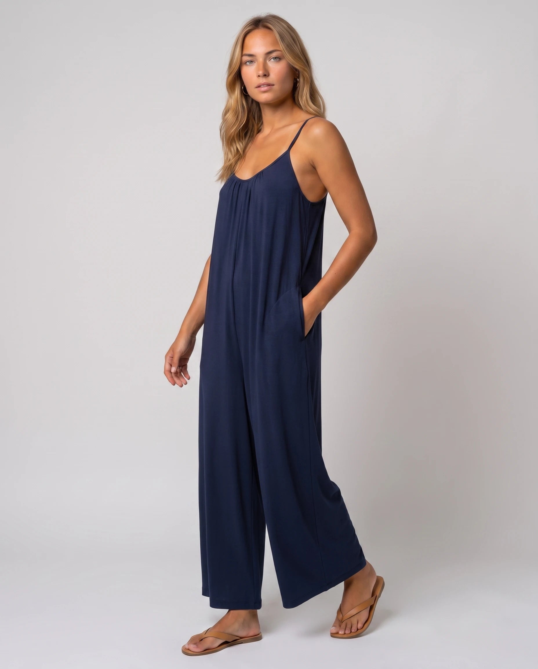 Combinaison fluide jambe large Séverine, coloris Bleu Marine, vue studio de trois-quarts
