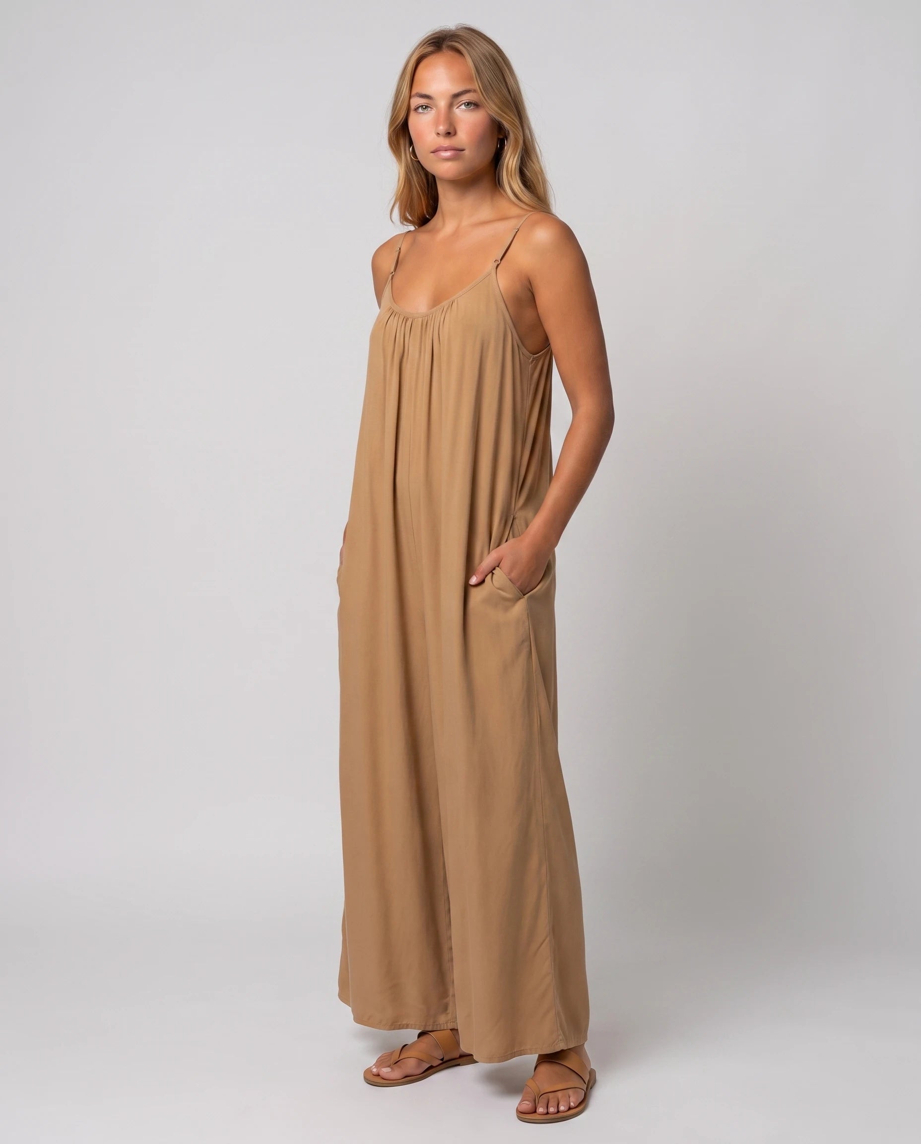 Combinaison fluide jambe large Séverine, coloris Camel, vue studio de trois-quarts