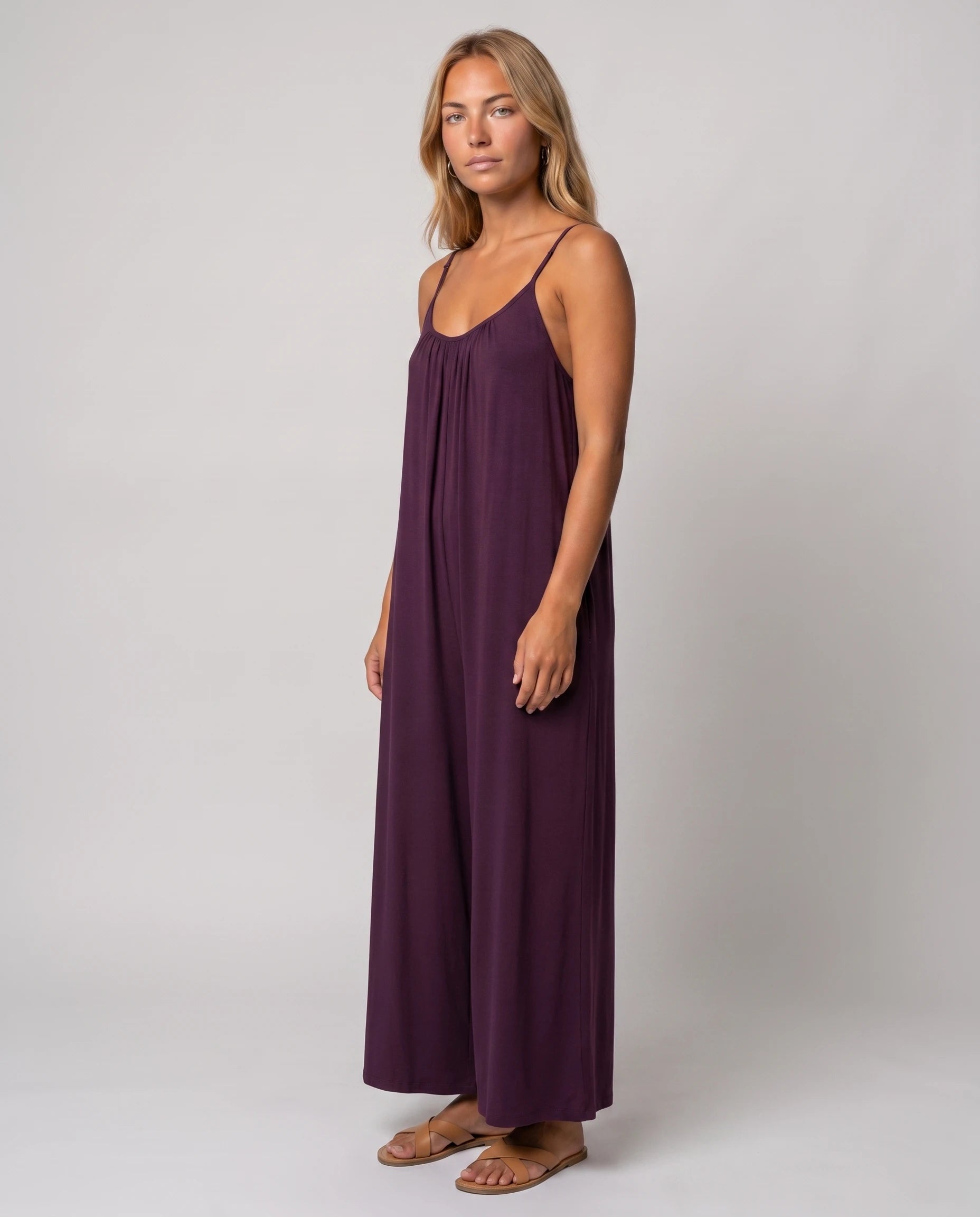 Combinaison fluide jambe large Séverine, coloris Prune, vue studio de trois-quarts
