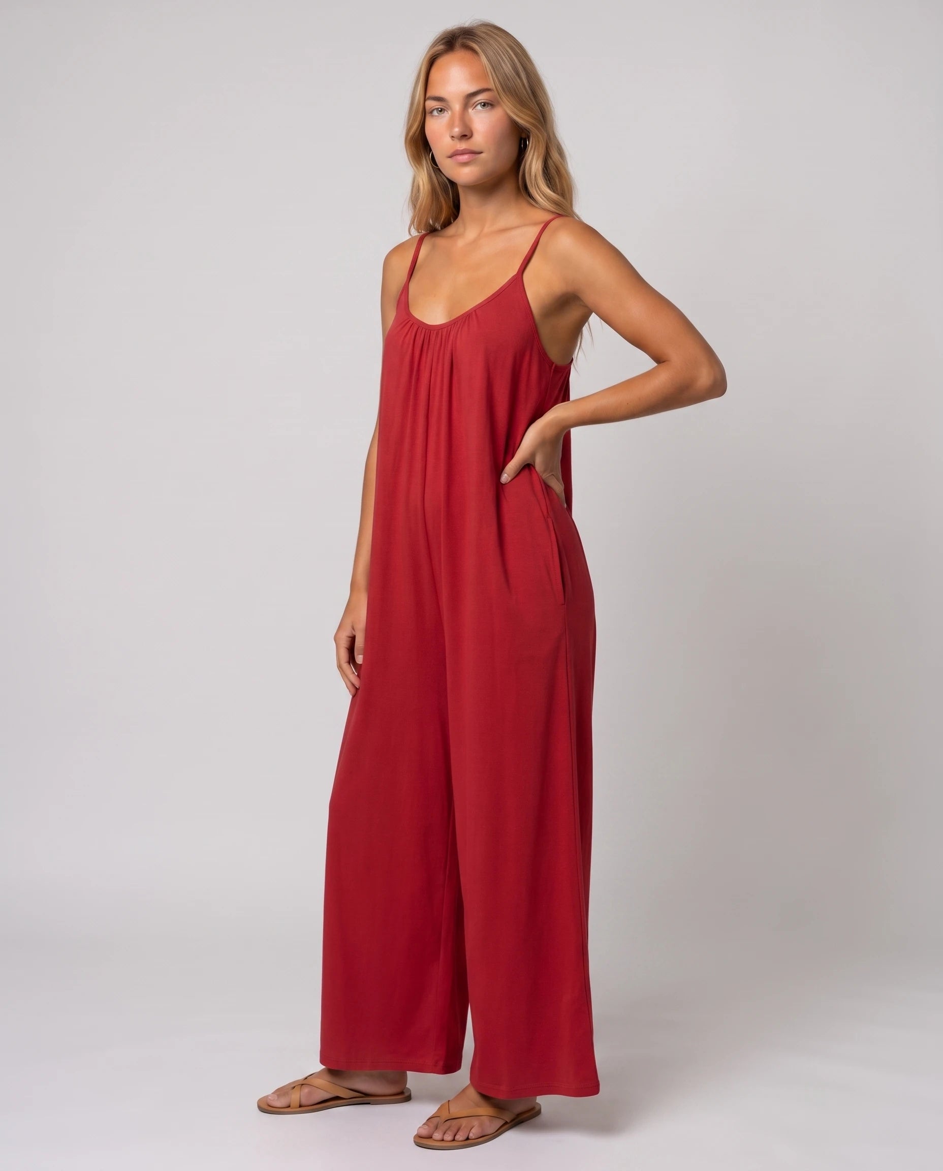 Combinaison fluide jambe large Séverine, coloris Rouge, vue studio de trois-quarts