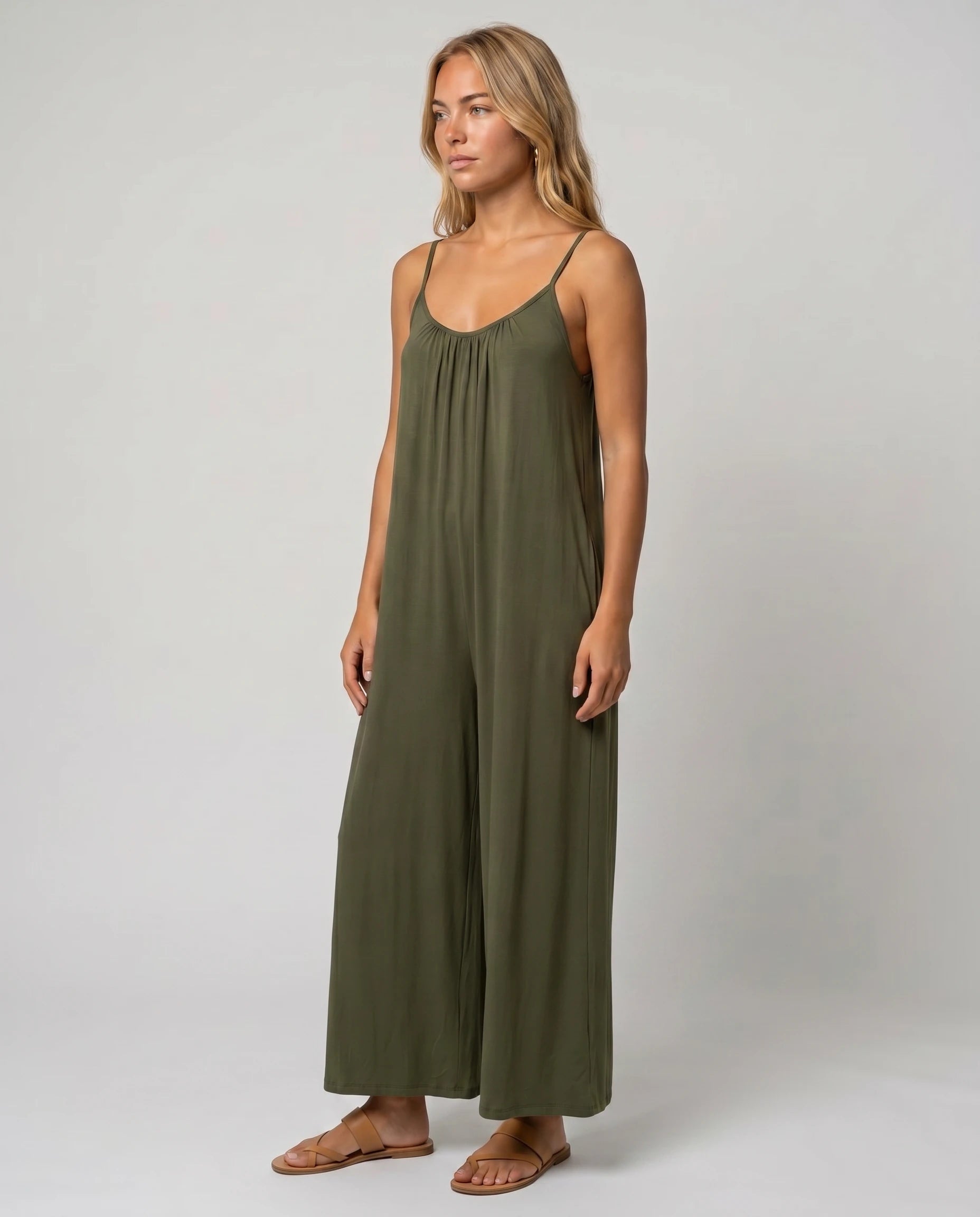 Combinaison fluide jambe large Séverine, coloris Vert Armée, vue studio de trois-quarts