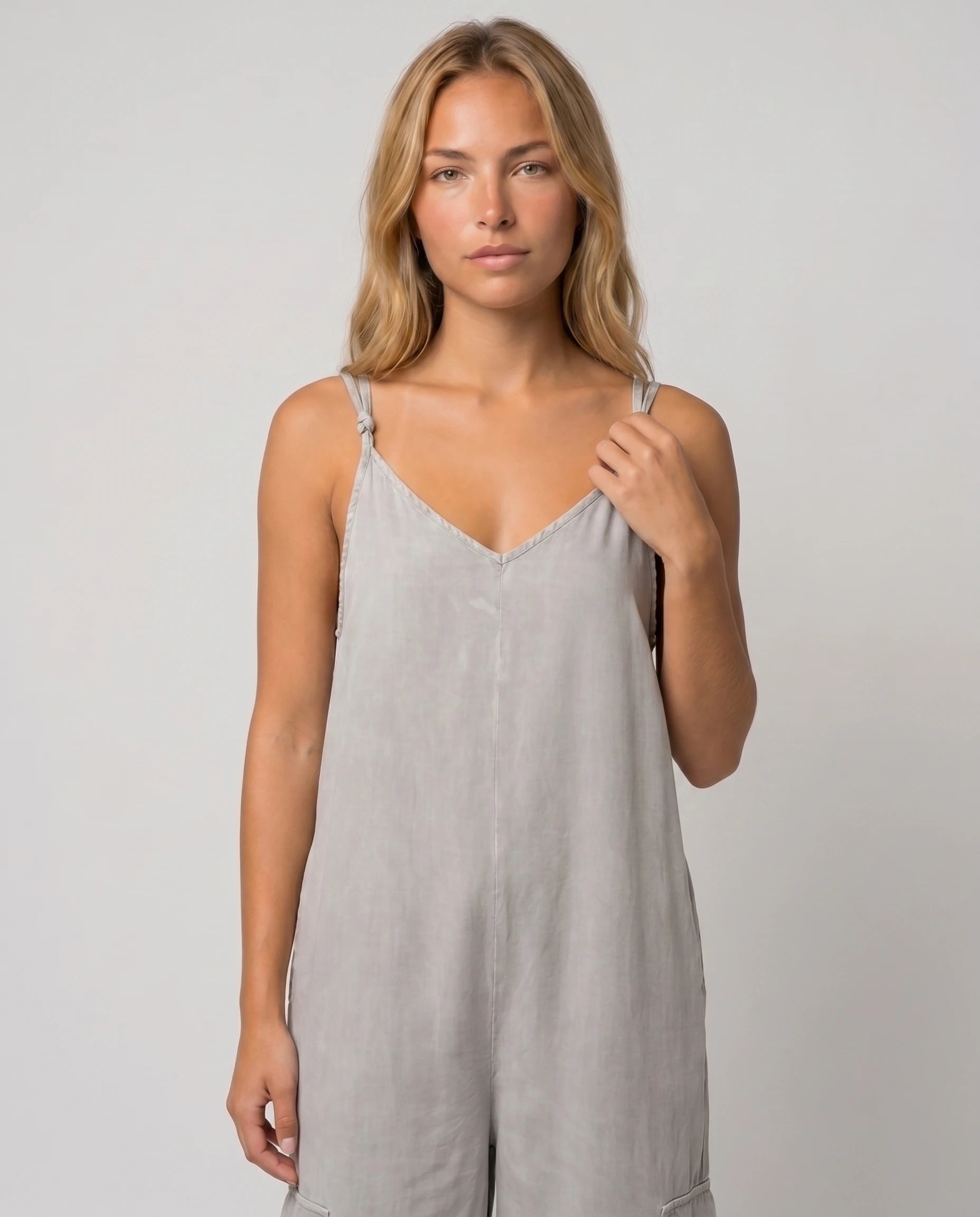 Combinaison ample jambe large a poches Colombe - Gris clair - detail bretelles et col V