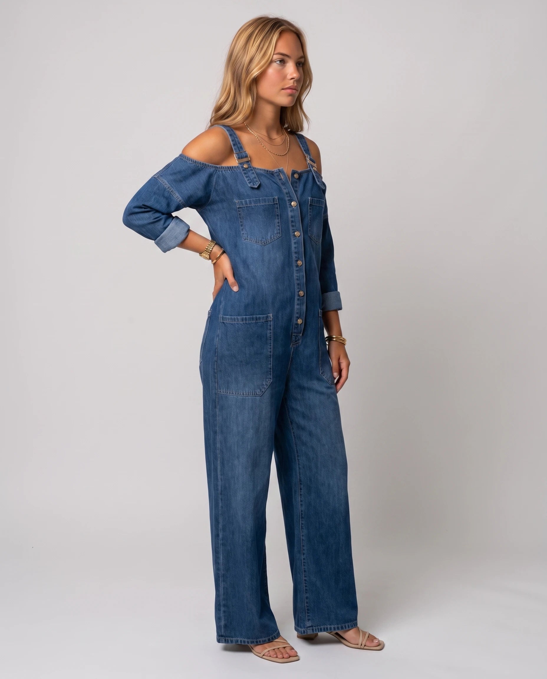 Combinaison en jean à épaules dénudées Maëlys — Bleu Denim, vue studio de trois quarts