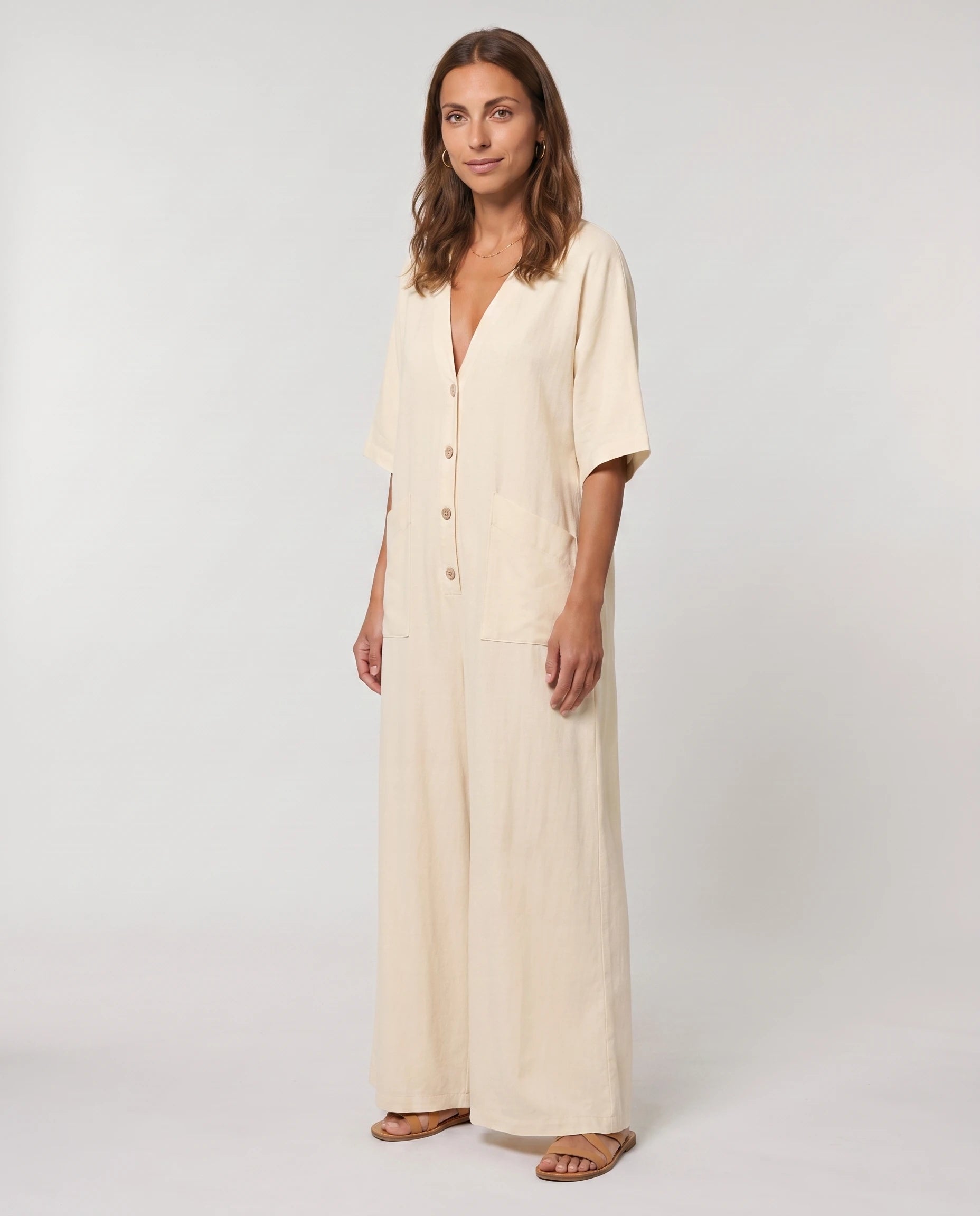 Combinaison large col V Aliette beige, vue trois-quarts studio