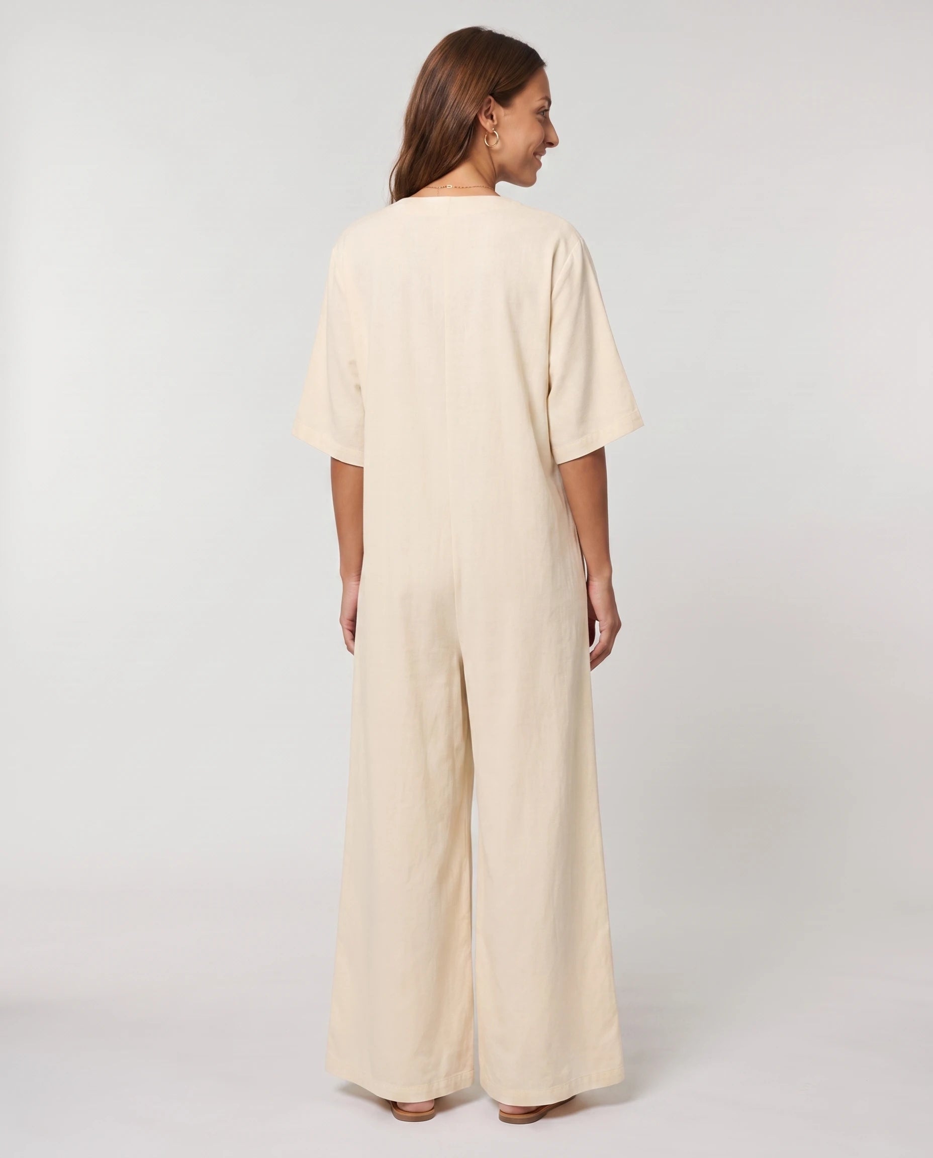 Combinaison large col V Aliette beige, vue de dos studio