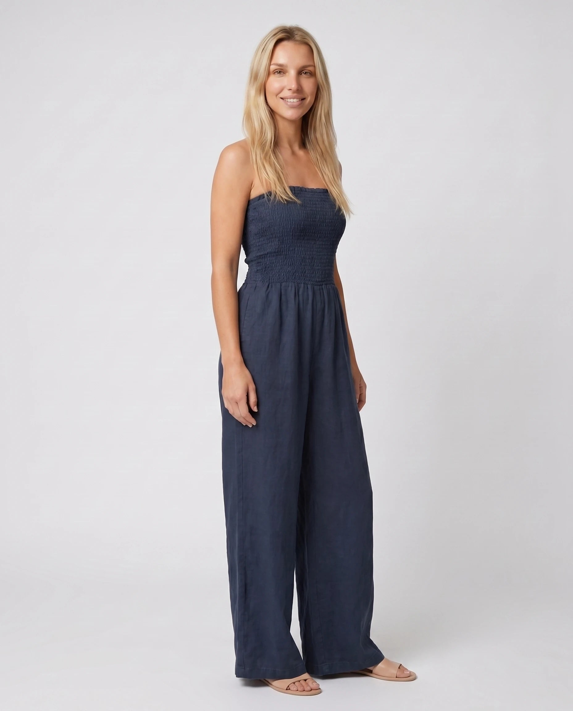 Combinaison bandeau en lin bleu marine, jambe large — Lucile - vue studio, trois-quarts