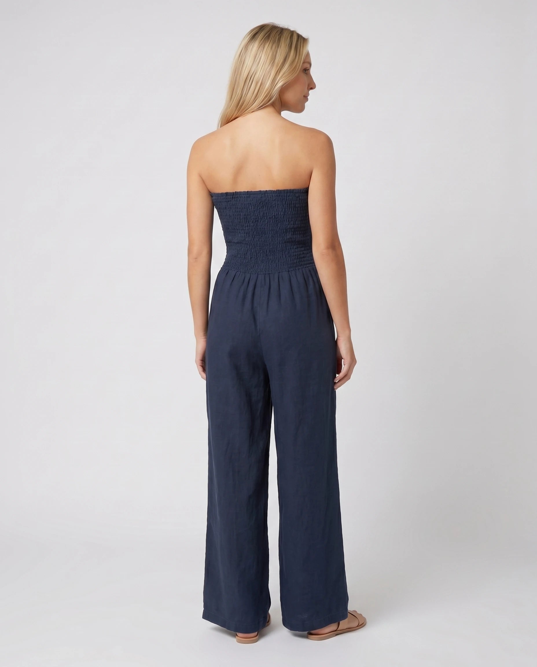 Combinaison bandeau en lin bleu marine, jambe large — Lucile - vue studio, dos