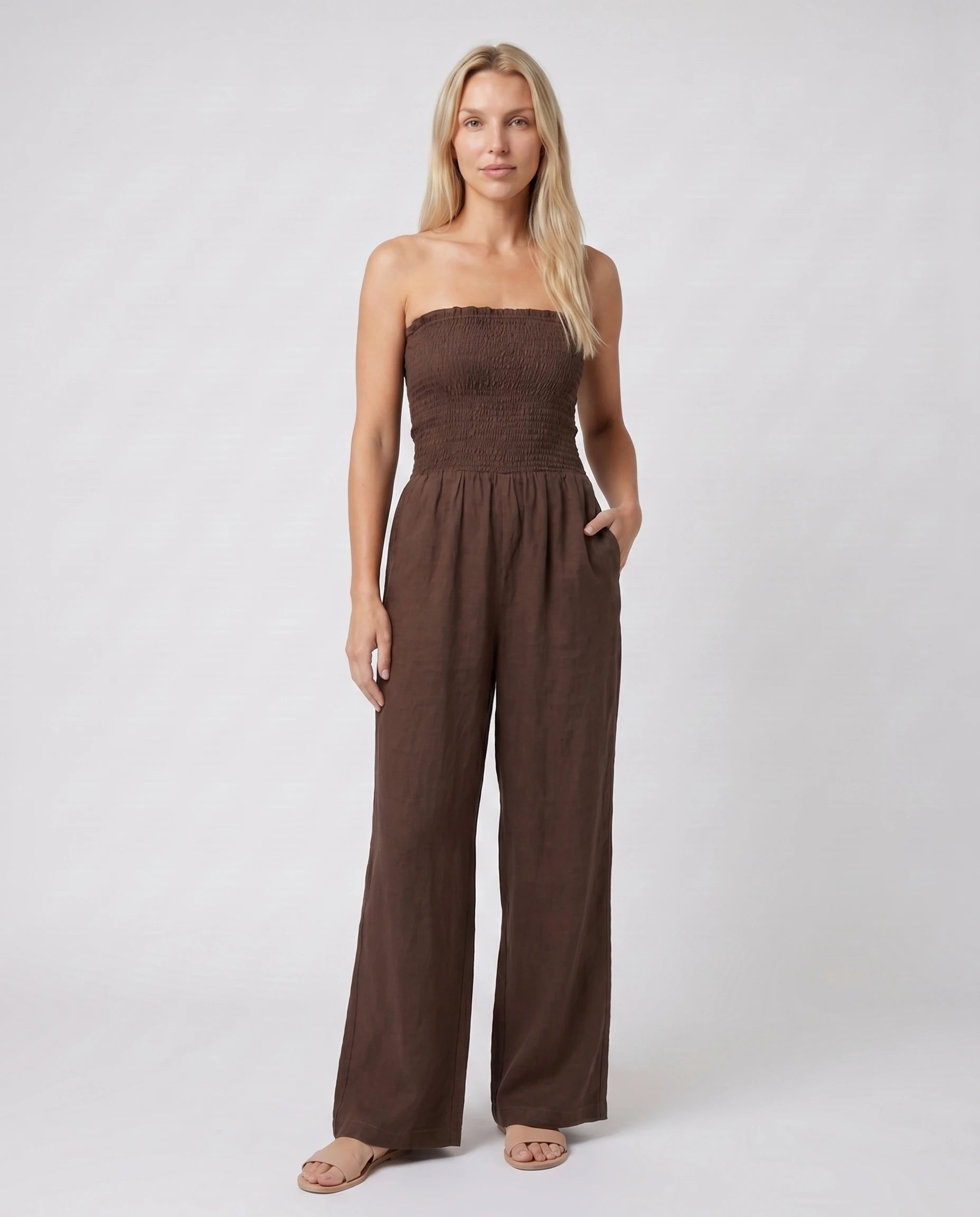 Combinaison bandeau en lin chocolat foncé, jambe large — Lucile - vue studio, trois-quarts