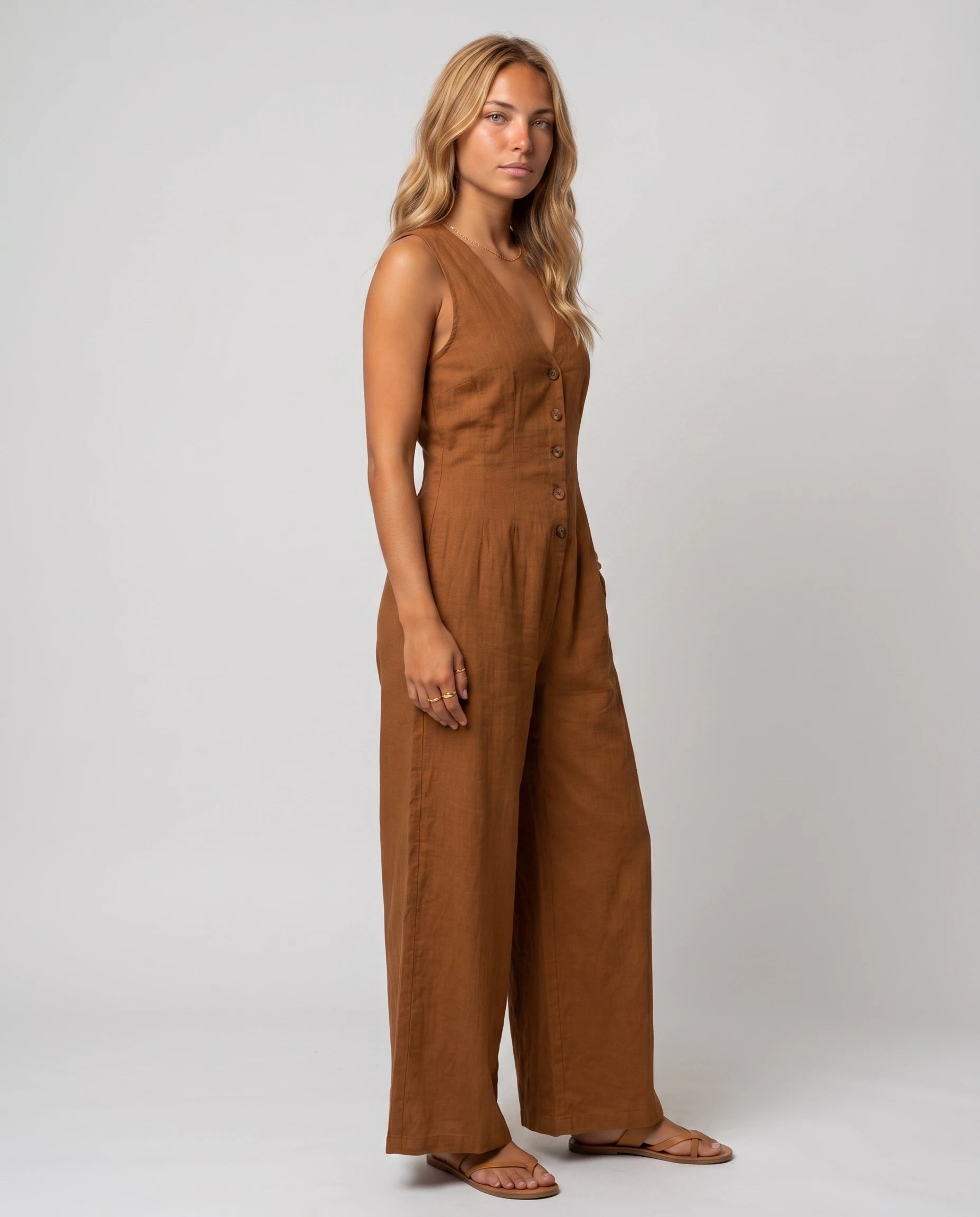 Combinaison en lin Tiphaine - Cognac - studio, trois-quarts