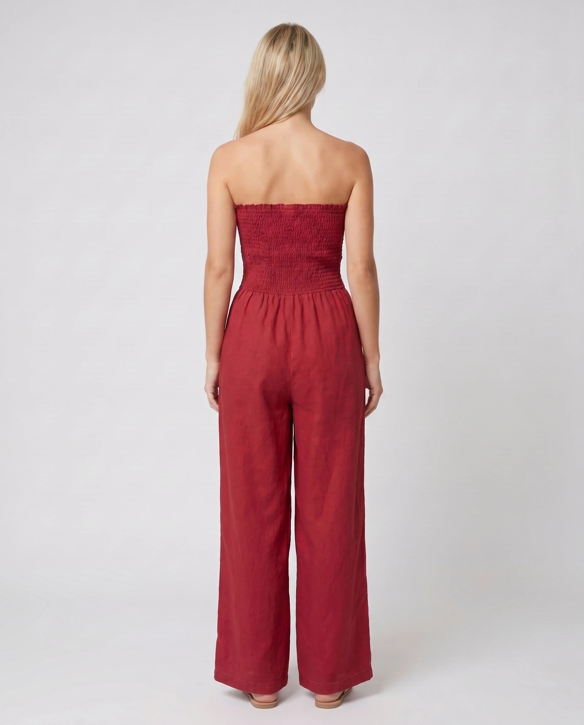 Combinaison bandeau en lin rouge, jambe large — Lucile - vue studio, dos