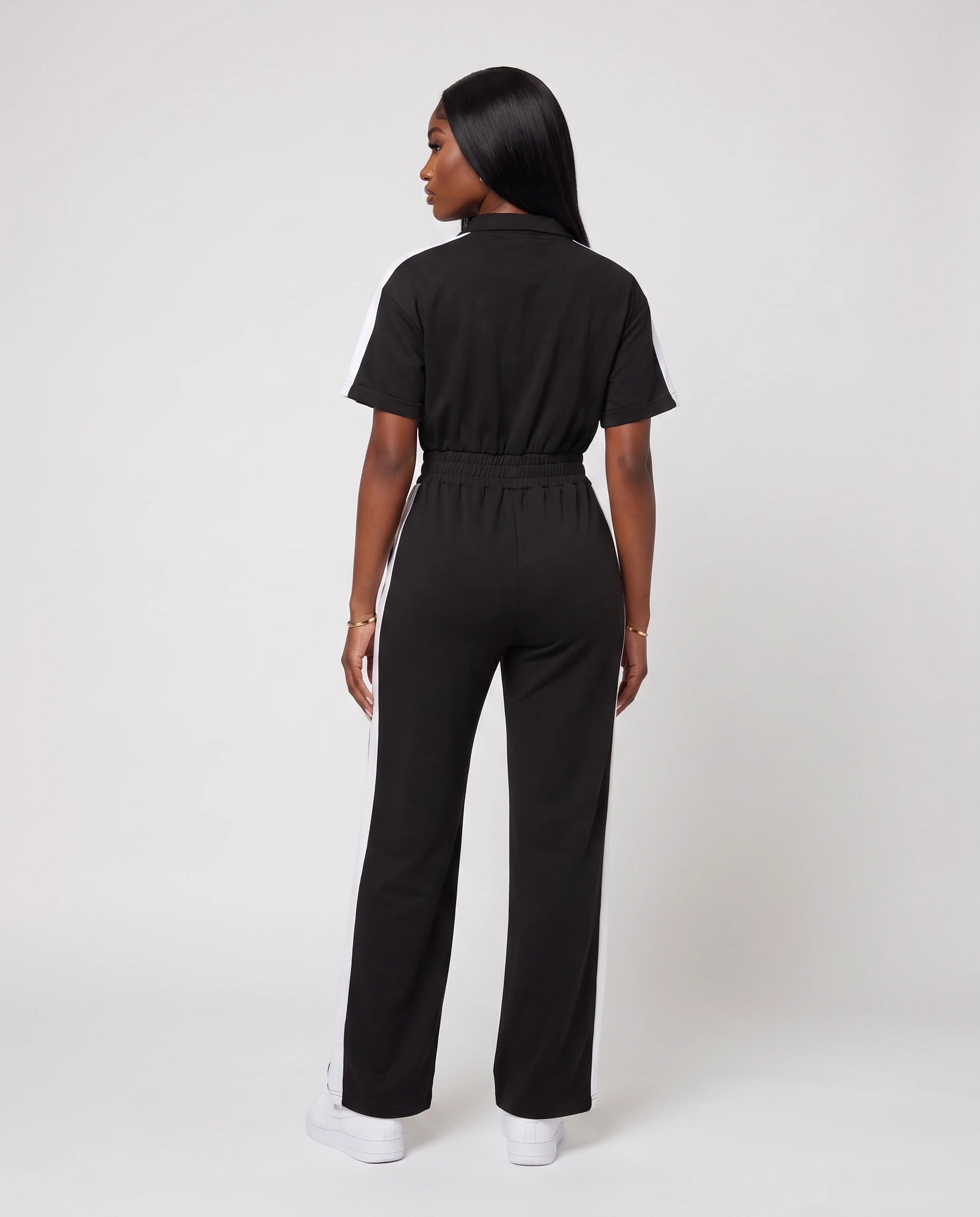 Combinaison pantalon Héloïse, noire à empiècement denim, vue de dos en studio