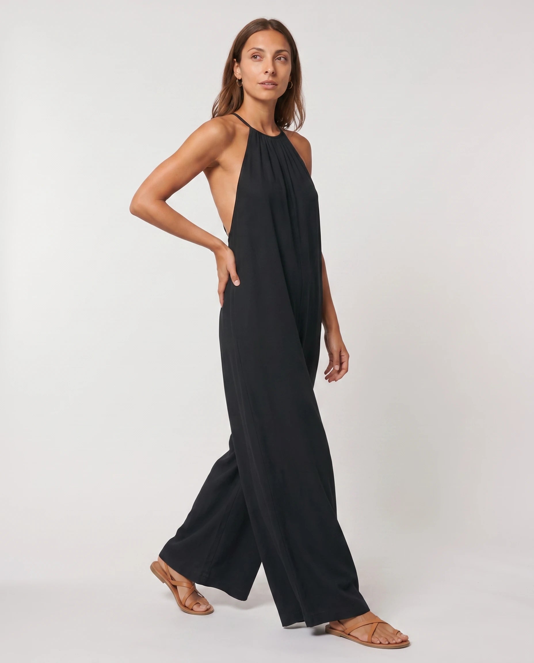 Combinaison fluide noire jambe large — vue de face en studio